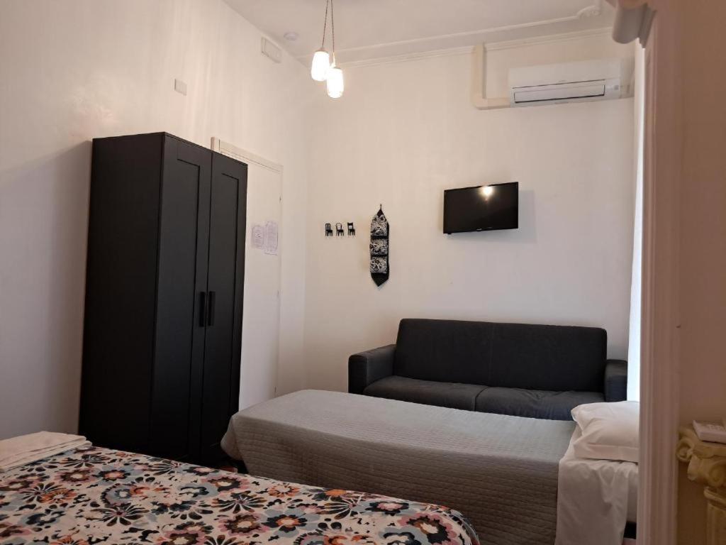 Basic Triple Room with Shared Bathroom photo 3