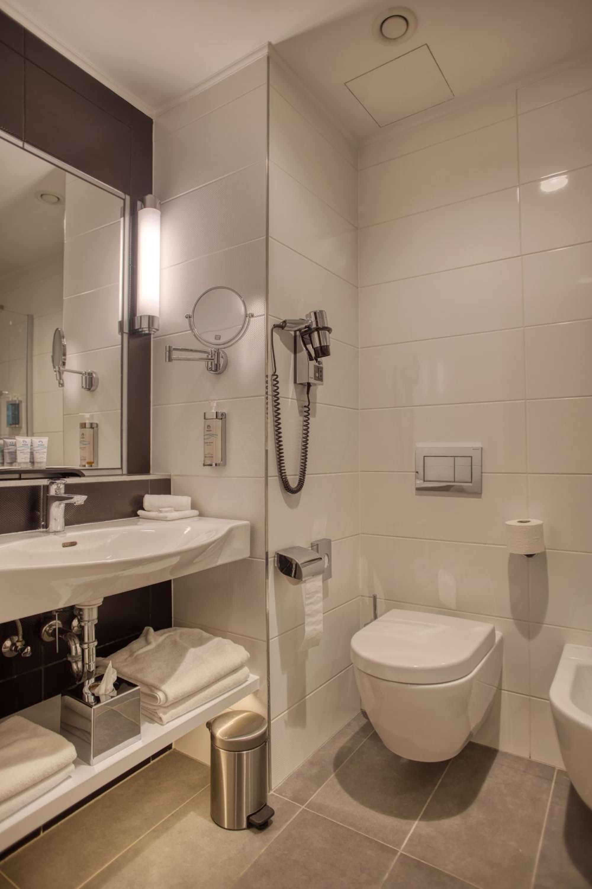 Suite with Wellness and Fitness Access - Photo 5