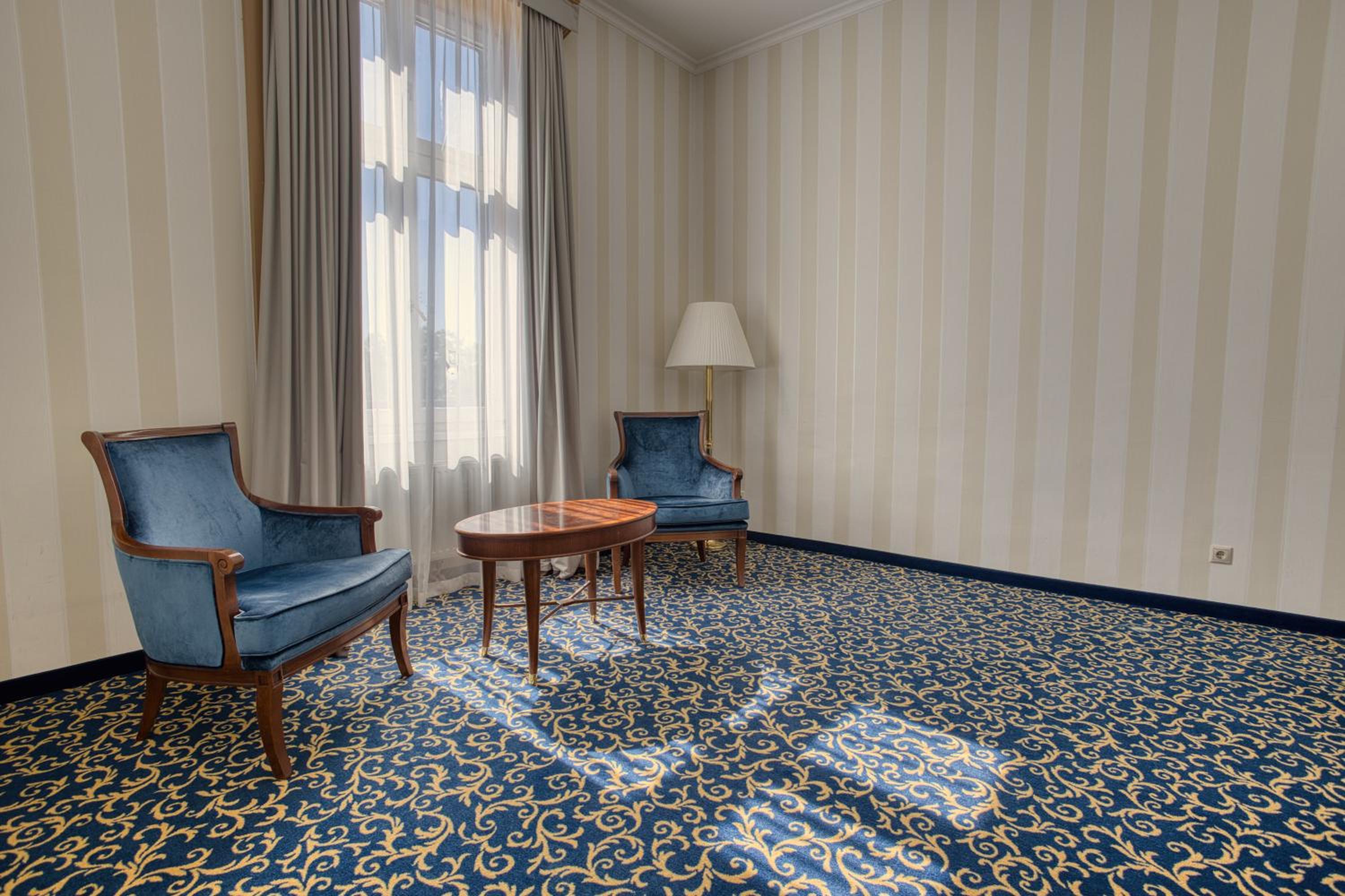Suite with Wellness and Fitness Access - Photo 7