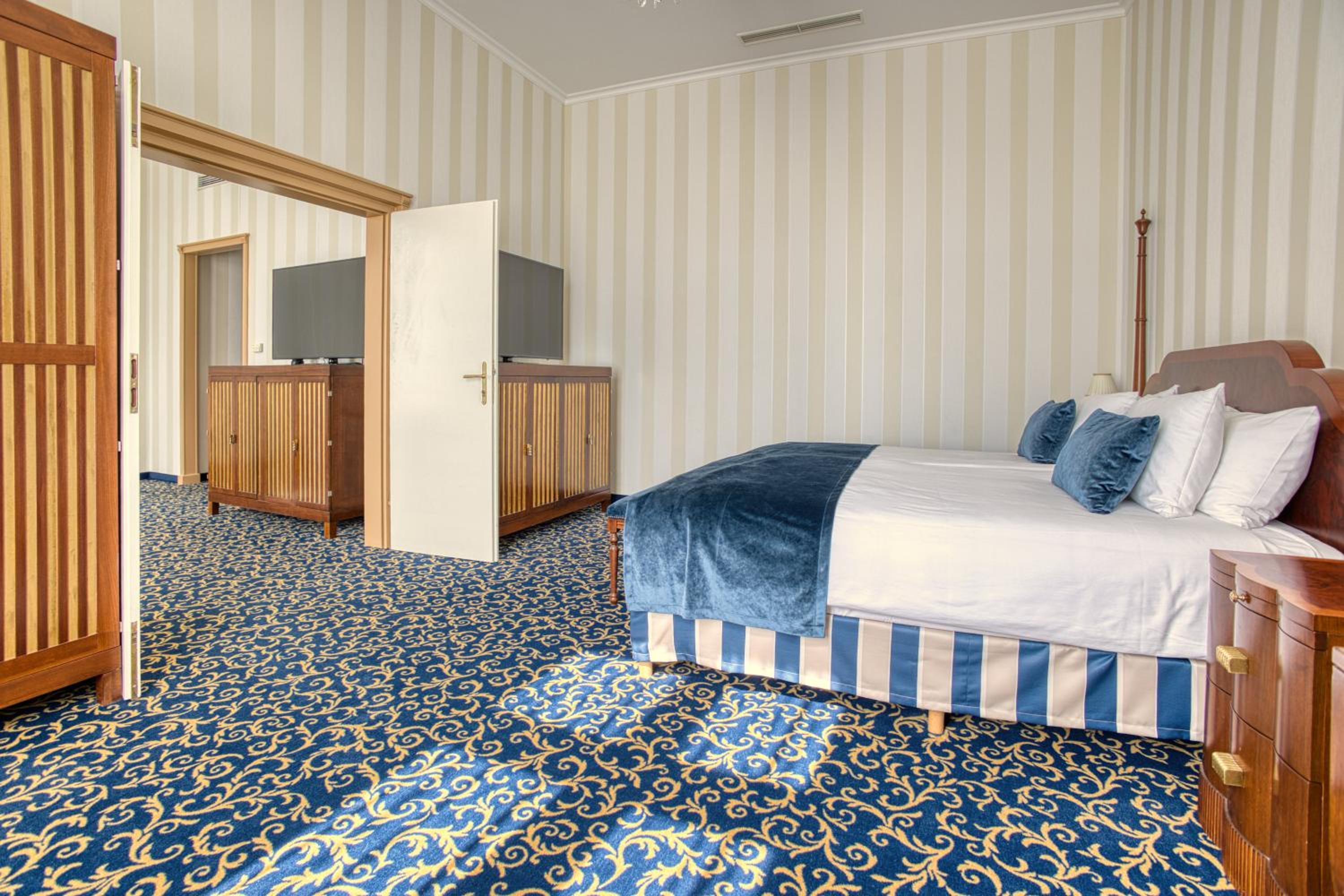 Suite with Wellness and Fitness Access - Photo 6