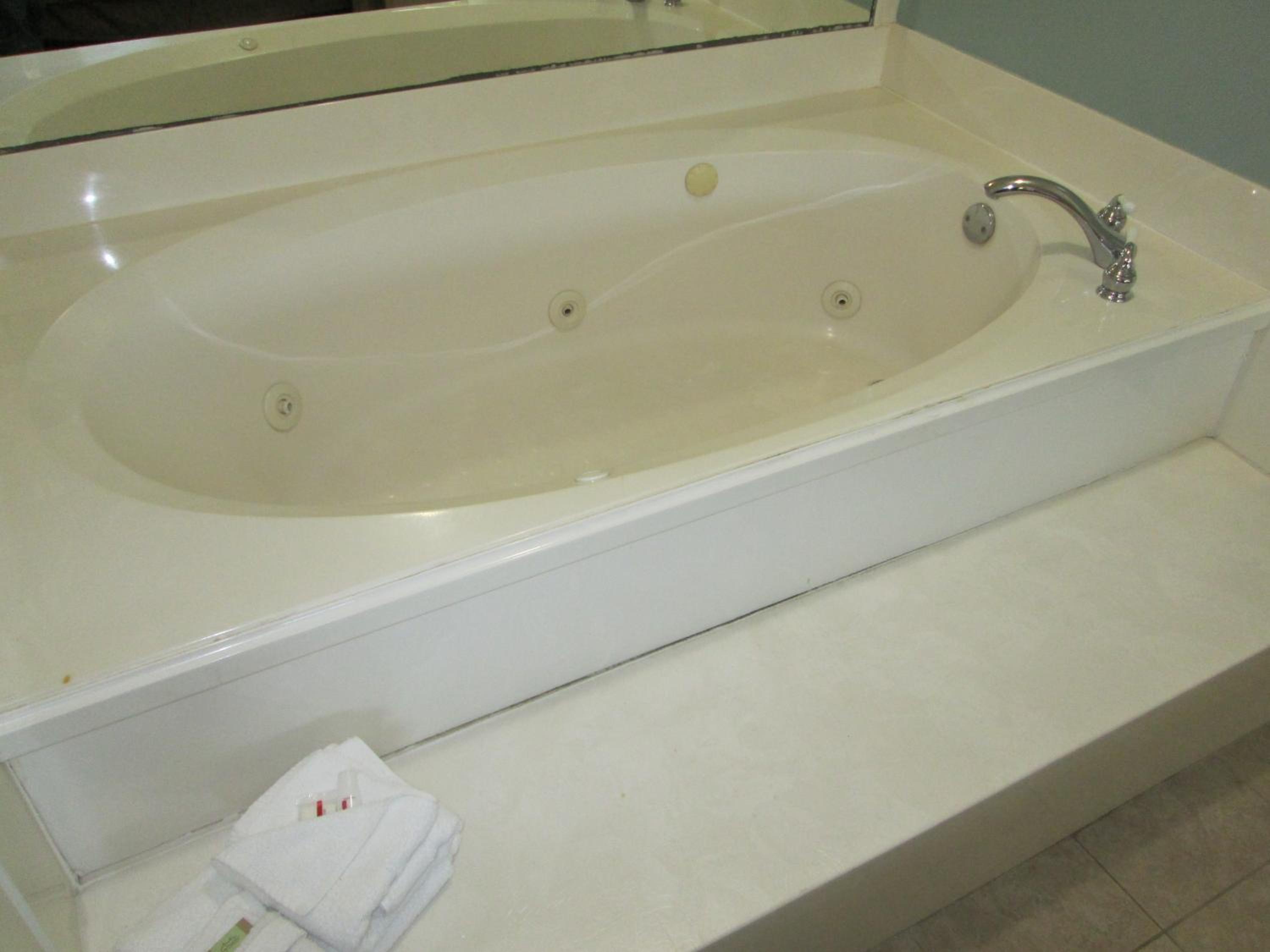 King Room with Spa Bath - Smoking photo 2