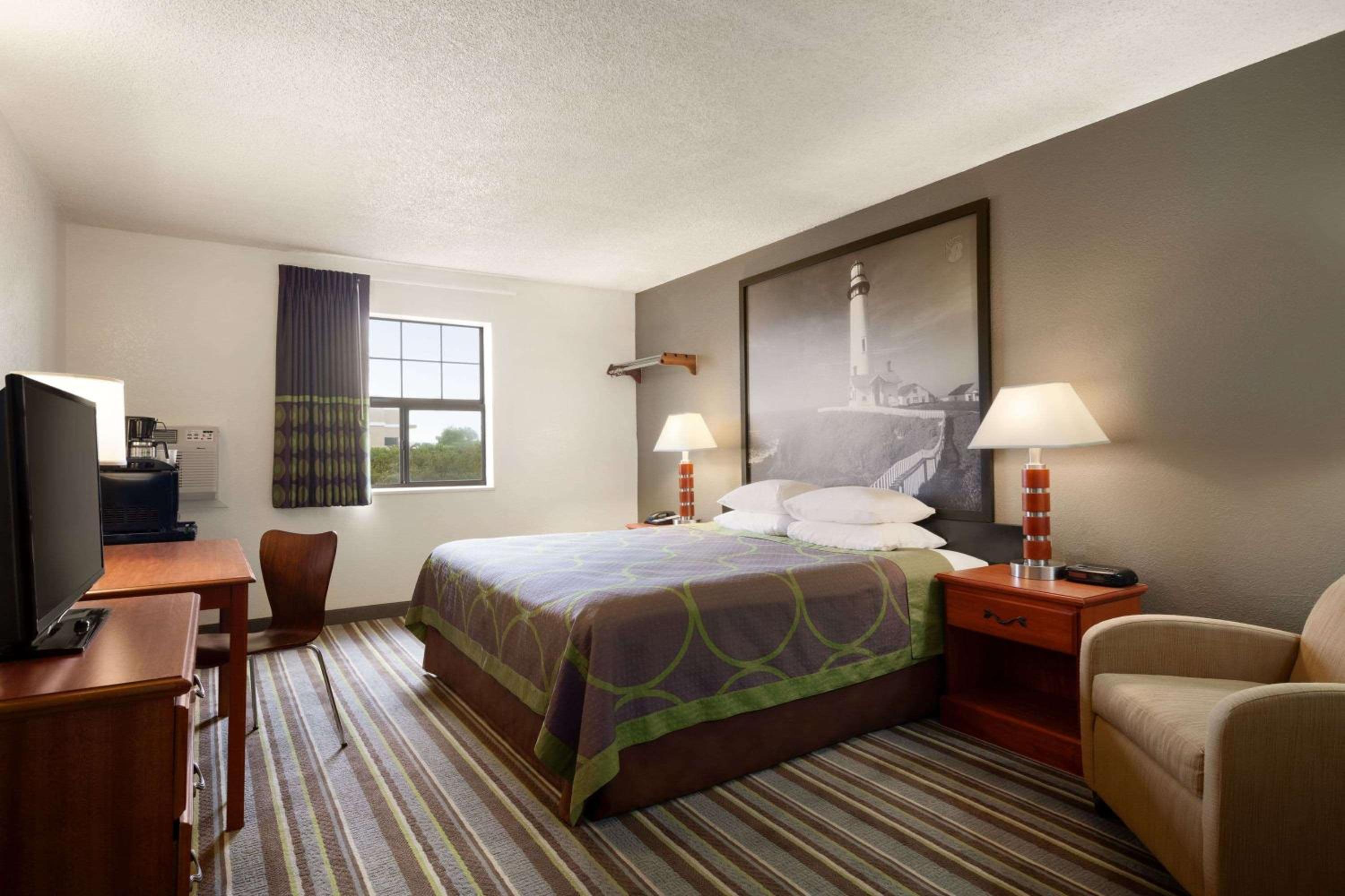 King Room - Non-Smoking - Photo 2