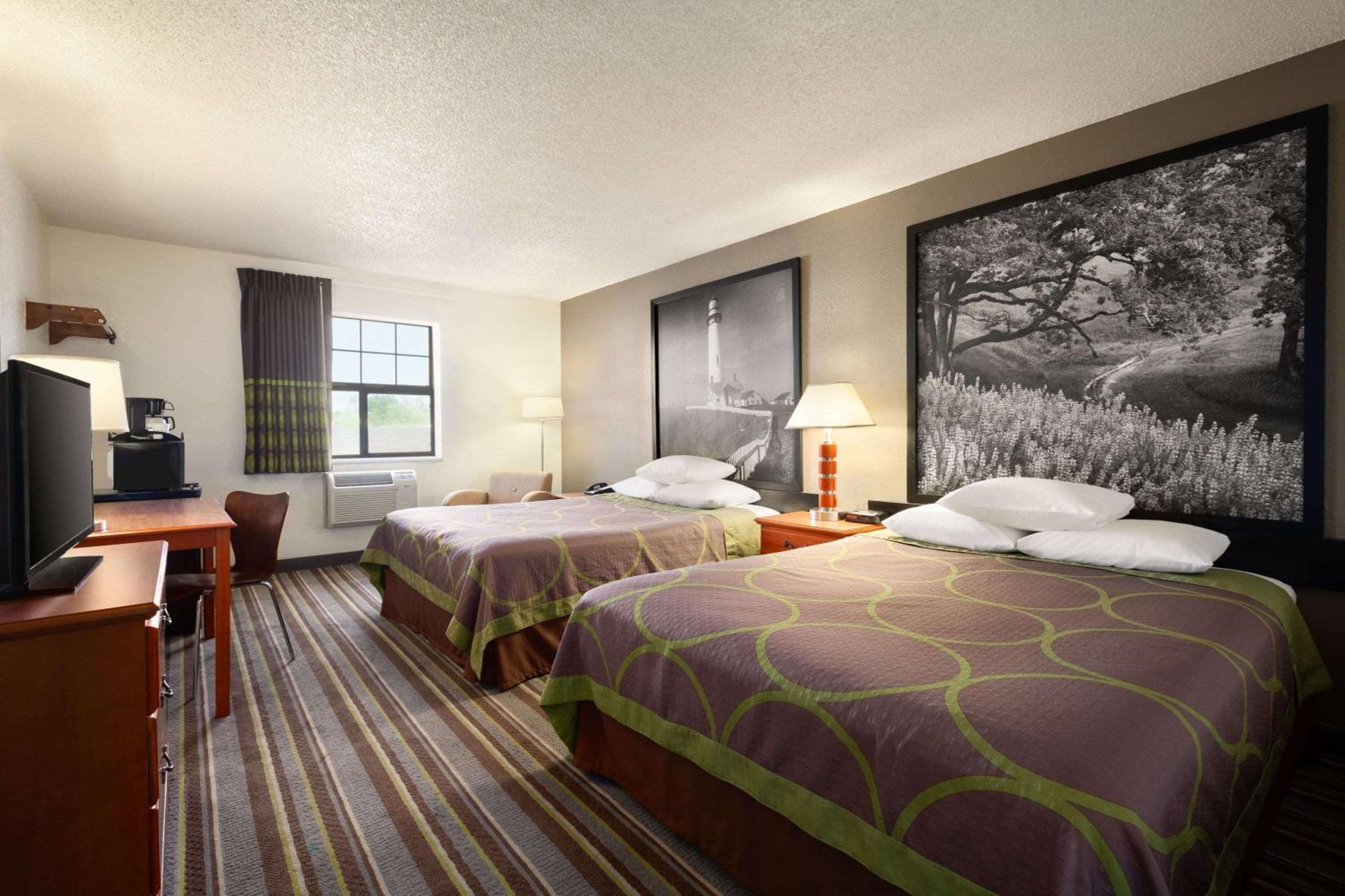 Queen Room with Two Queen Beds - Non-Smoking - Photo 4