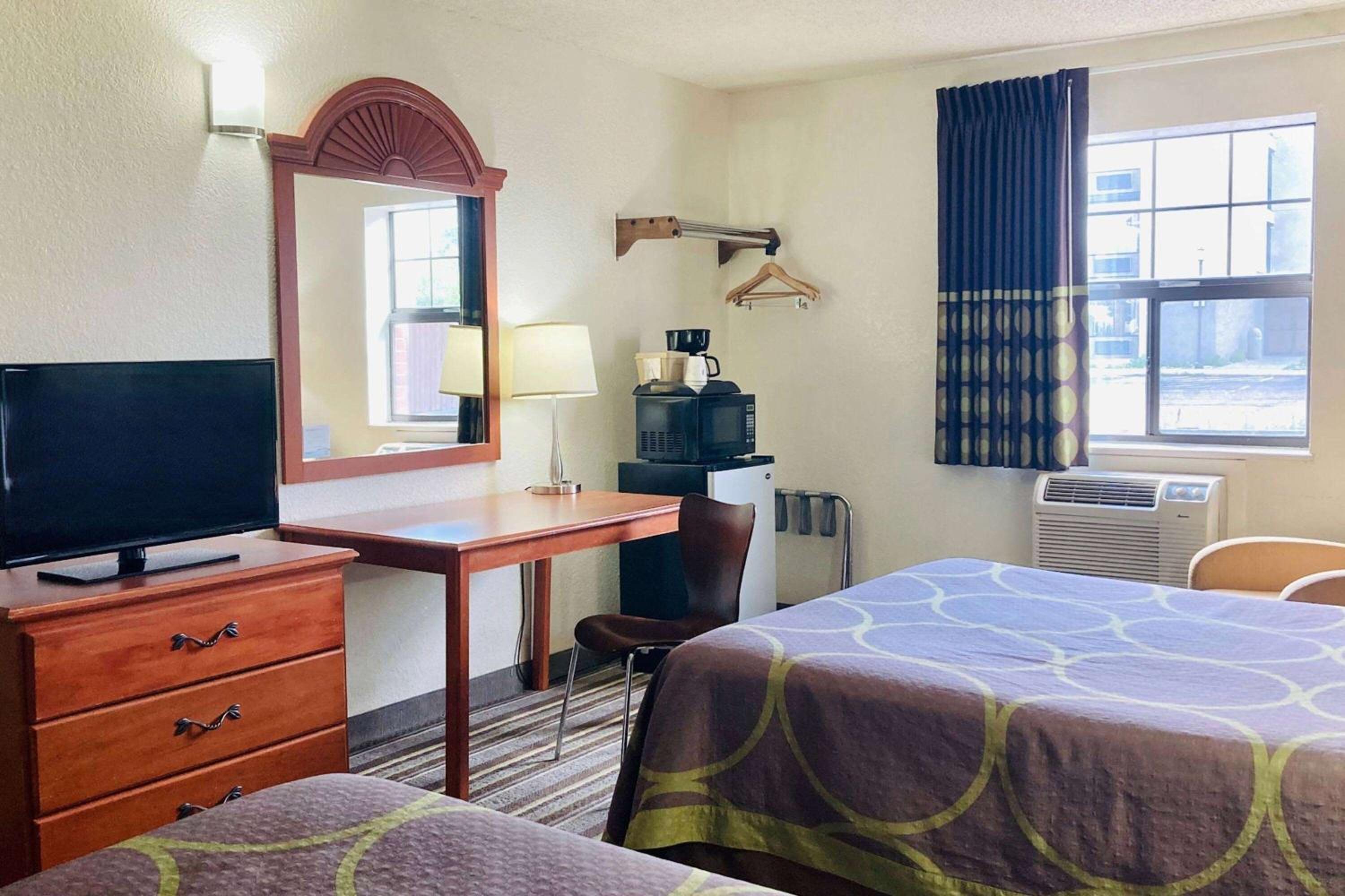 Queen Room with Two Queen Beds - Non-Smoking - Photo 1