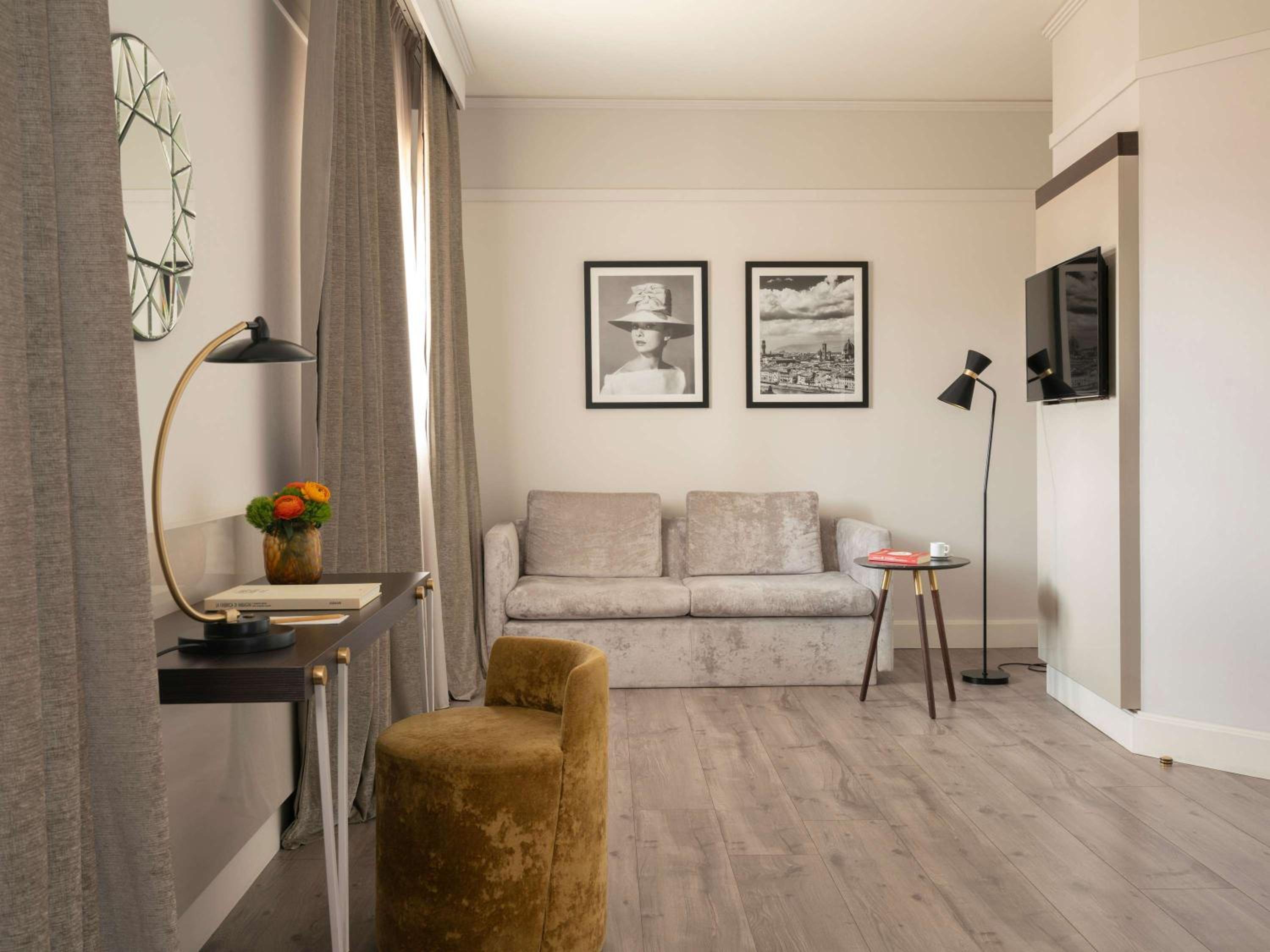Junior King Suite with Sofa Bed - Photo 2