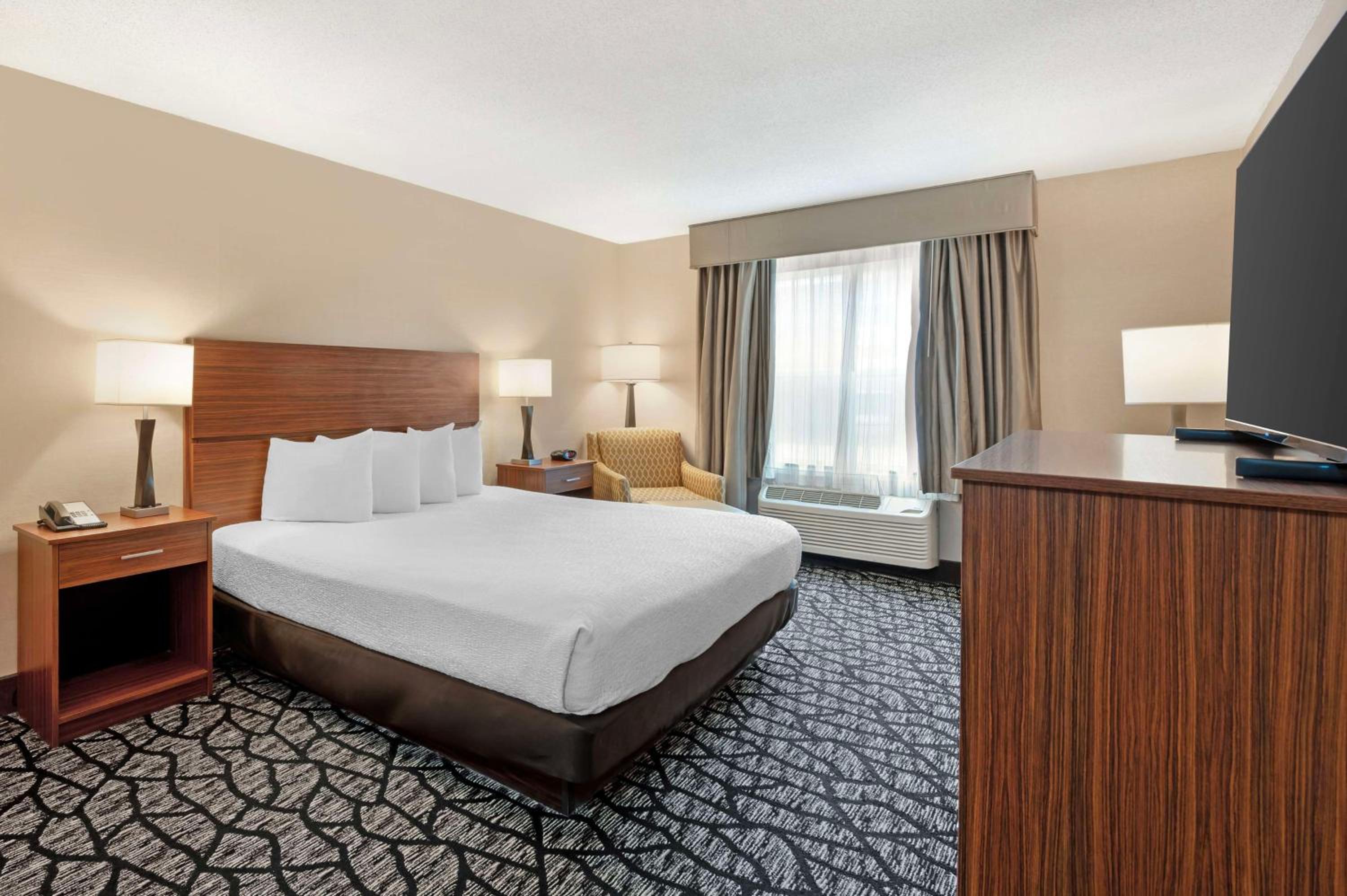 King Room with Walk-In Shower - Non Smoking - Photo 1