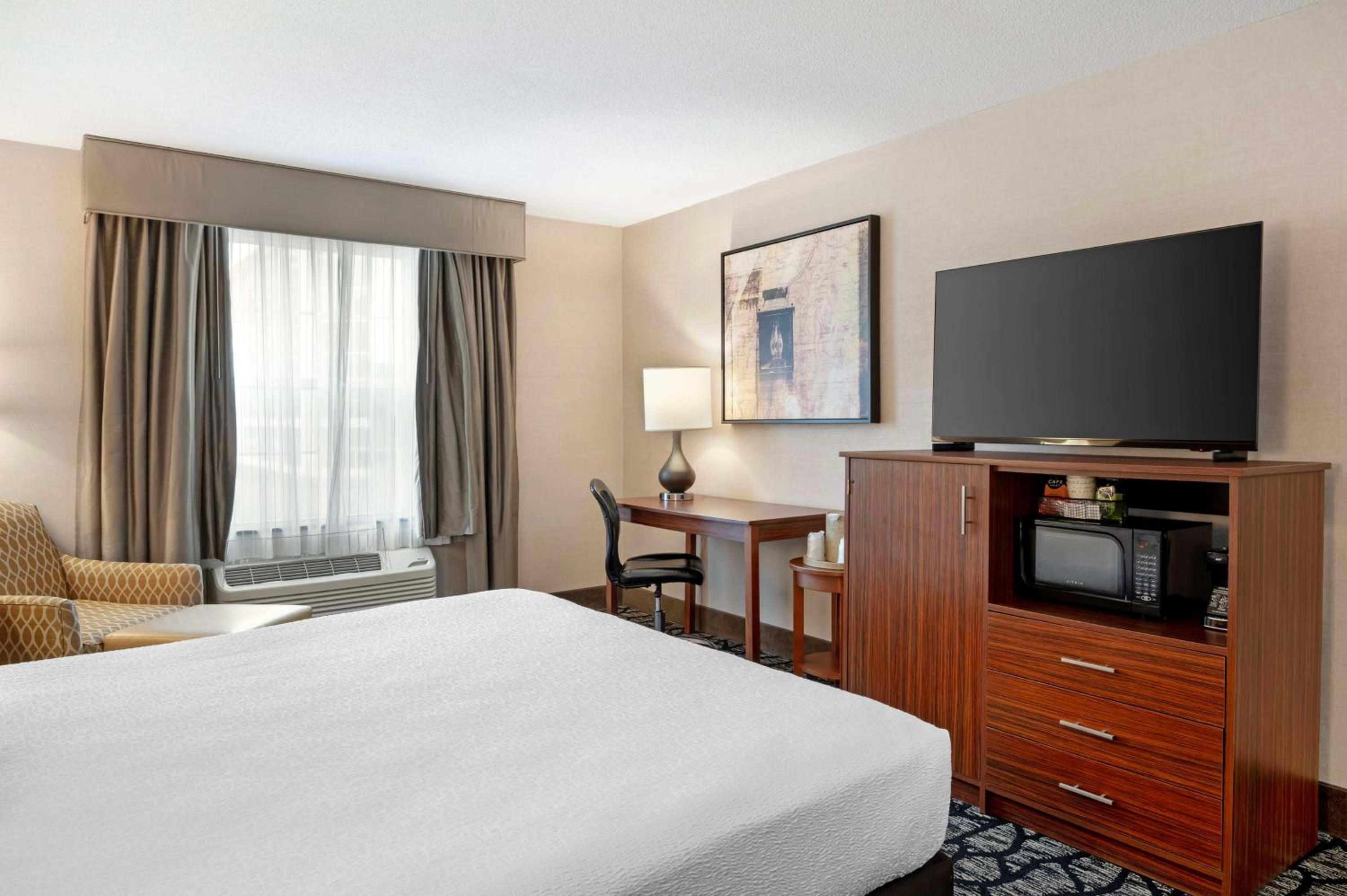 King Room with Walk-In Shower - Non Smoking - Photo 4