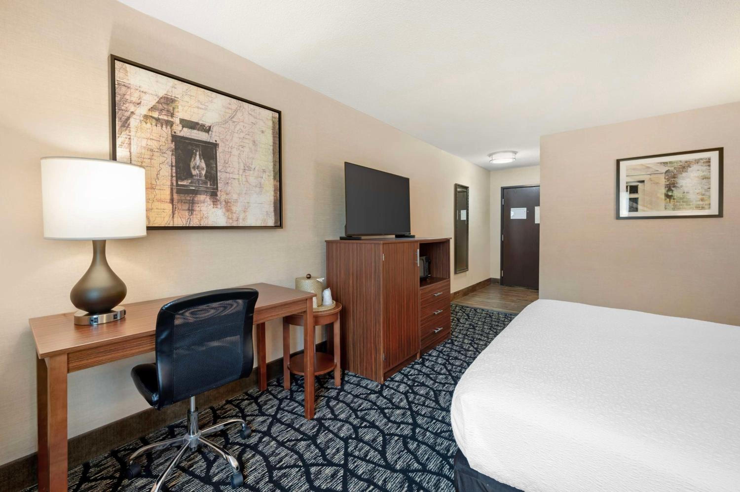 King Room with Walk-In Shower - Non Smoking - Photo 3