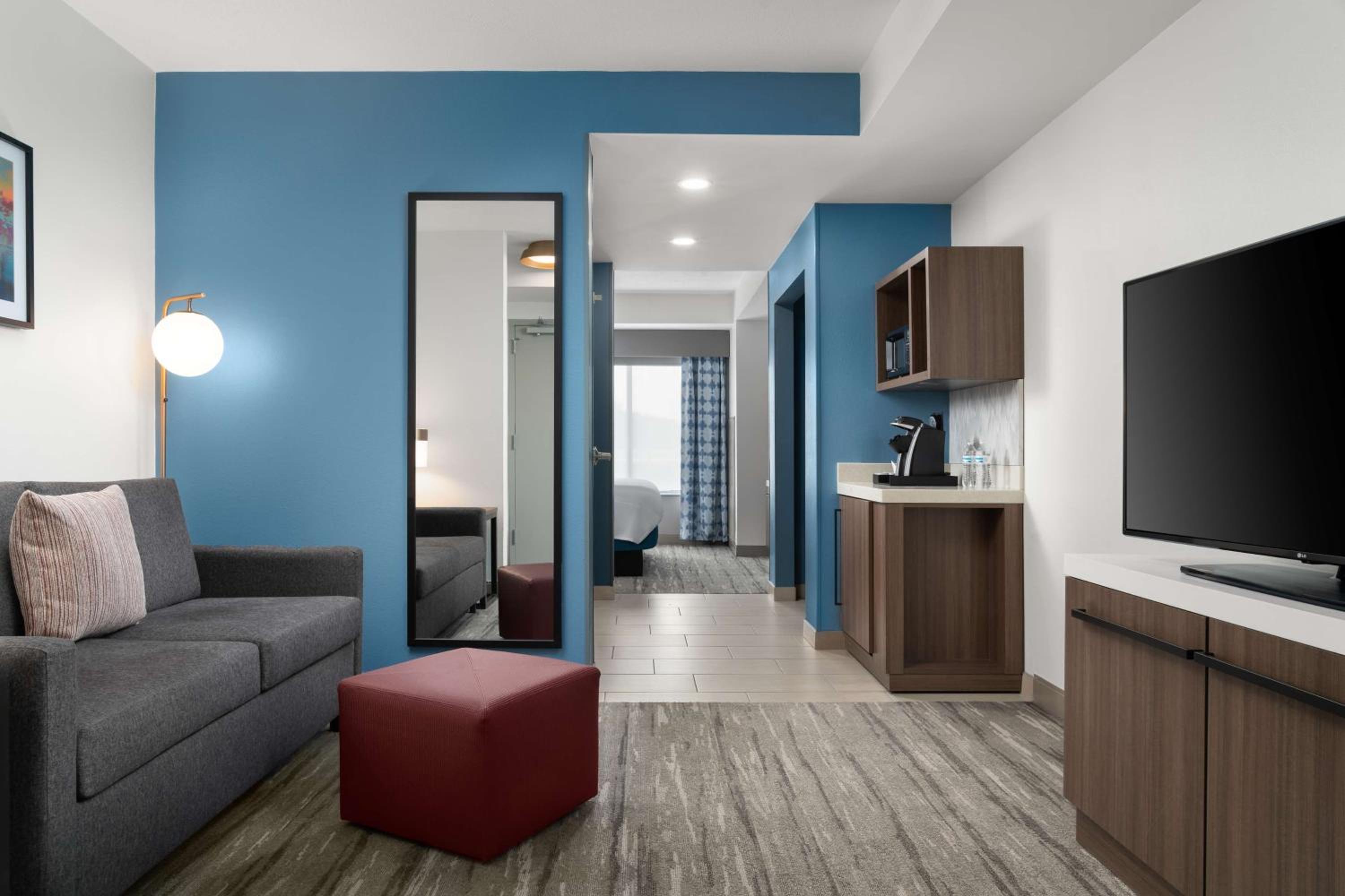 Junior King Suite - Non-Smoking - Photo 3