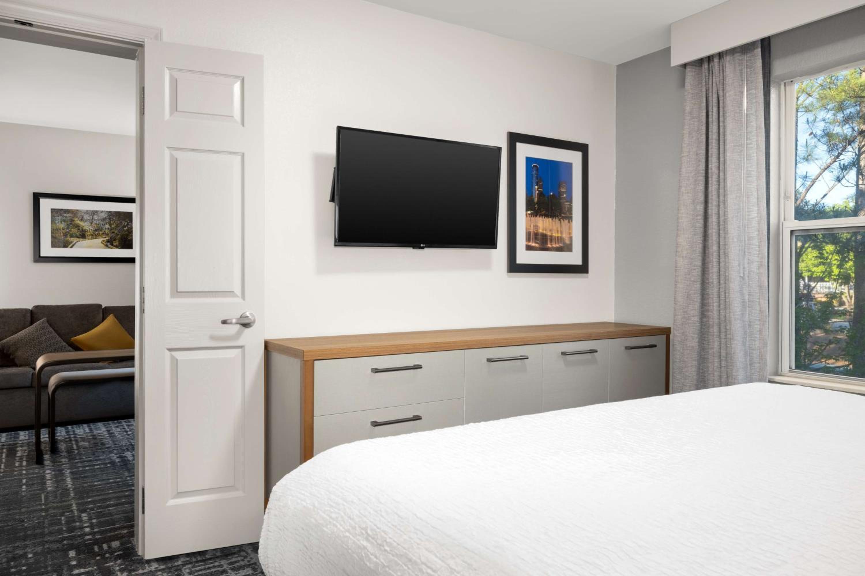 King Room Mobility/Hearing Accessible with Tub - Non-Smoking photo 3