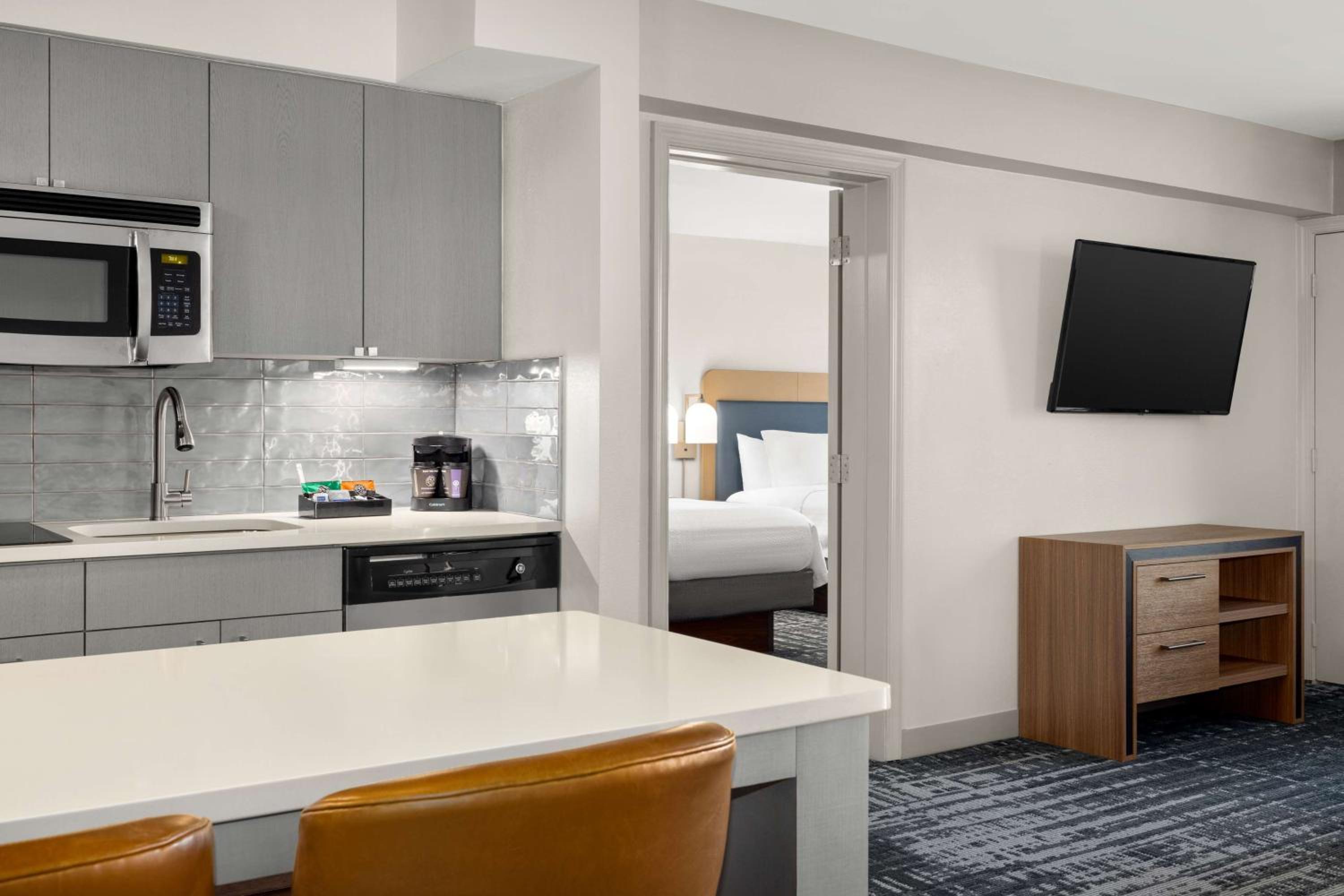 Deluxe One-Bedroom Suite - Non-Smoking photo 2