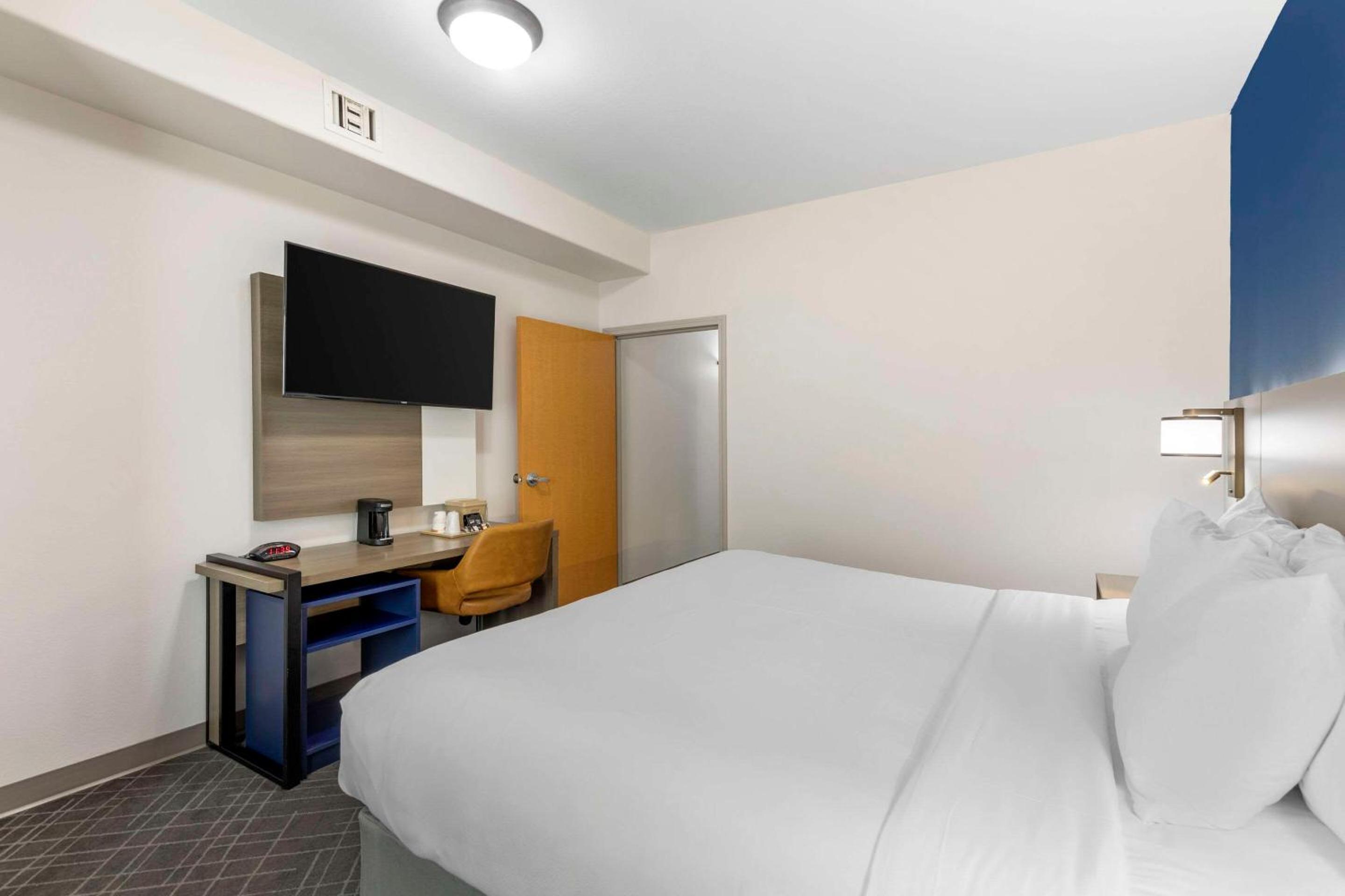 King Room - Non-Smoking - Photo 1