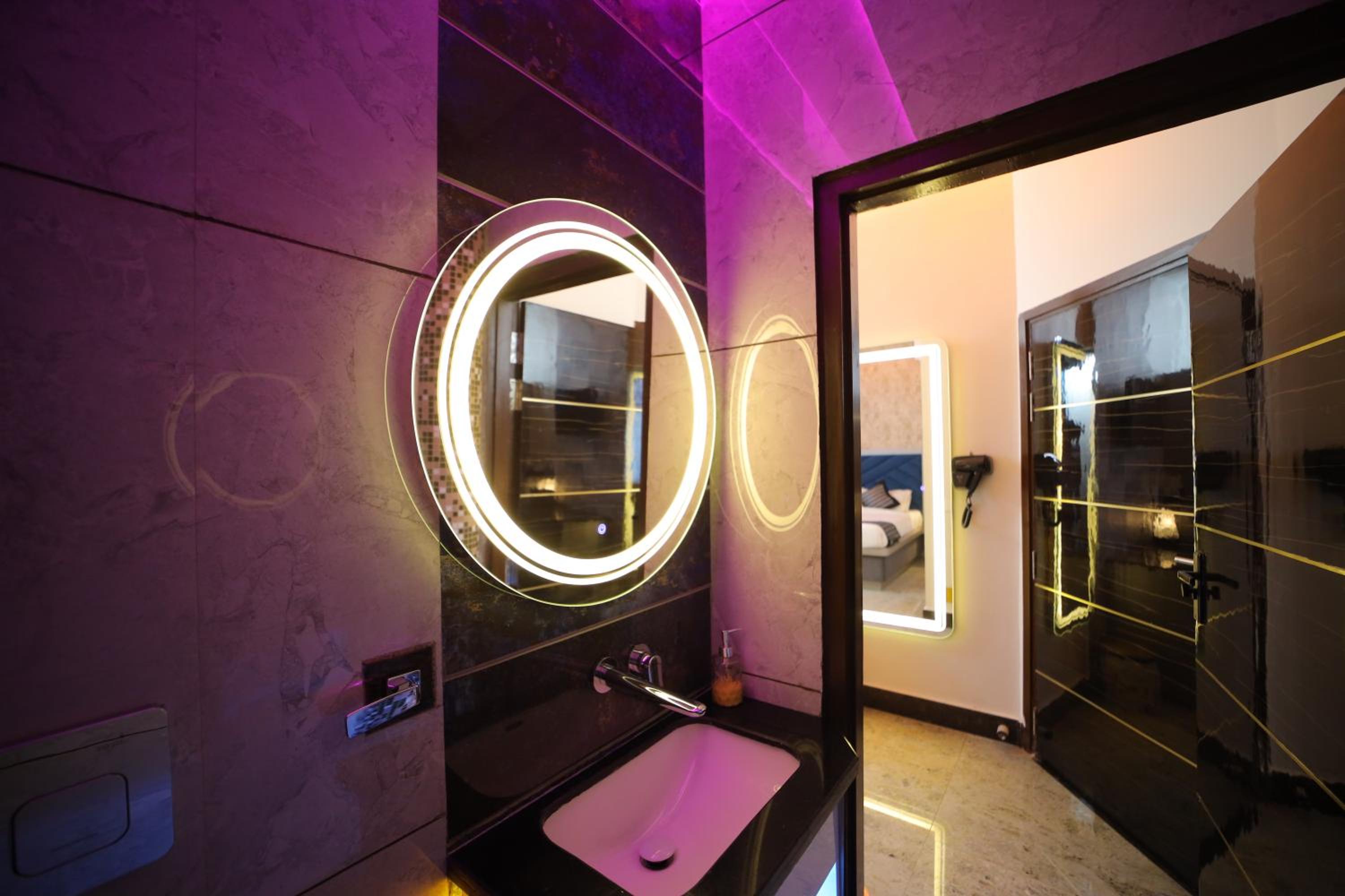Luxury King Room - Photo 11