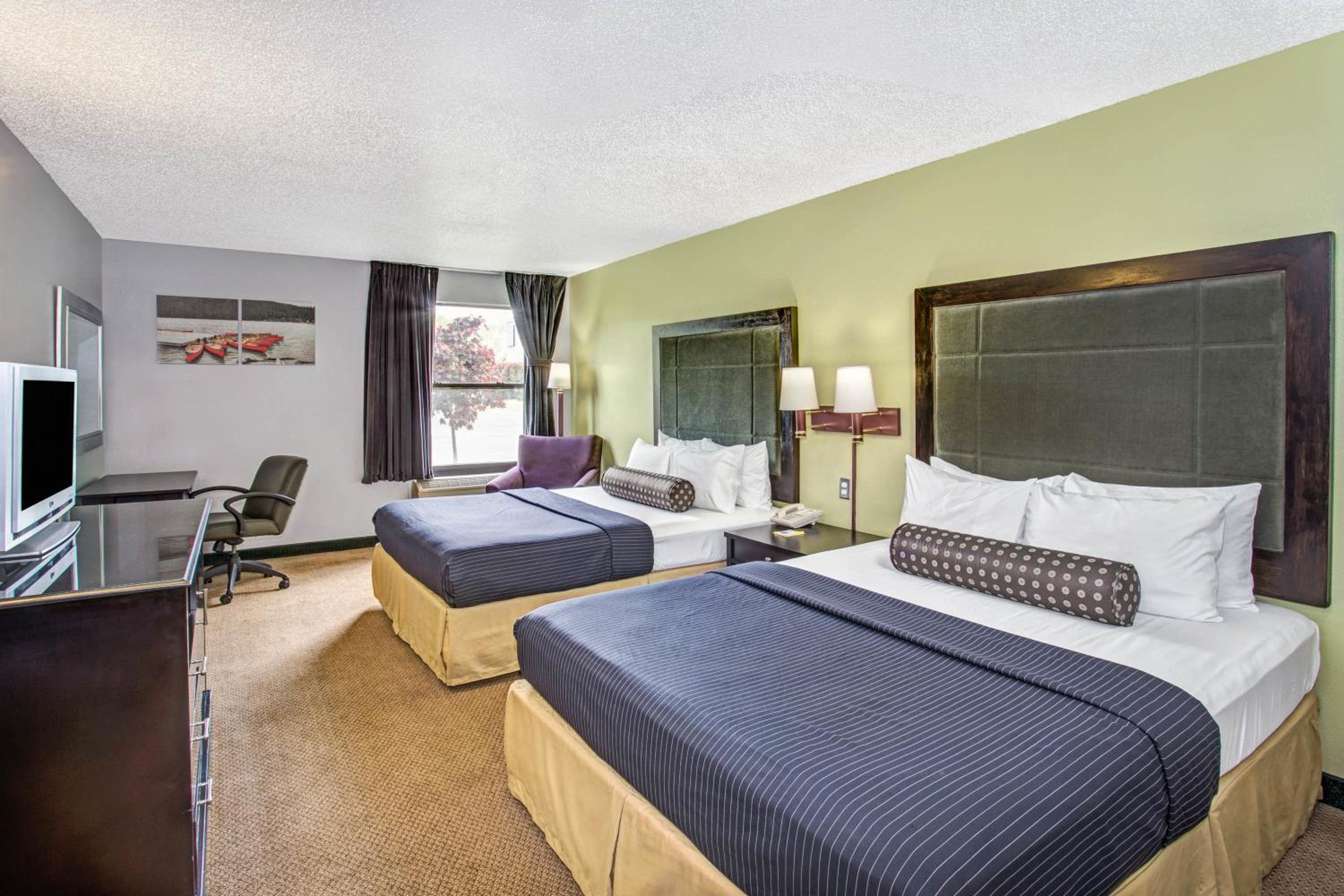 Queen Room with Two Queen Beds - Non-Smoking - Photo 9