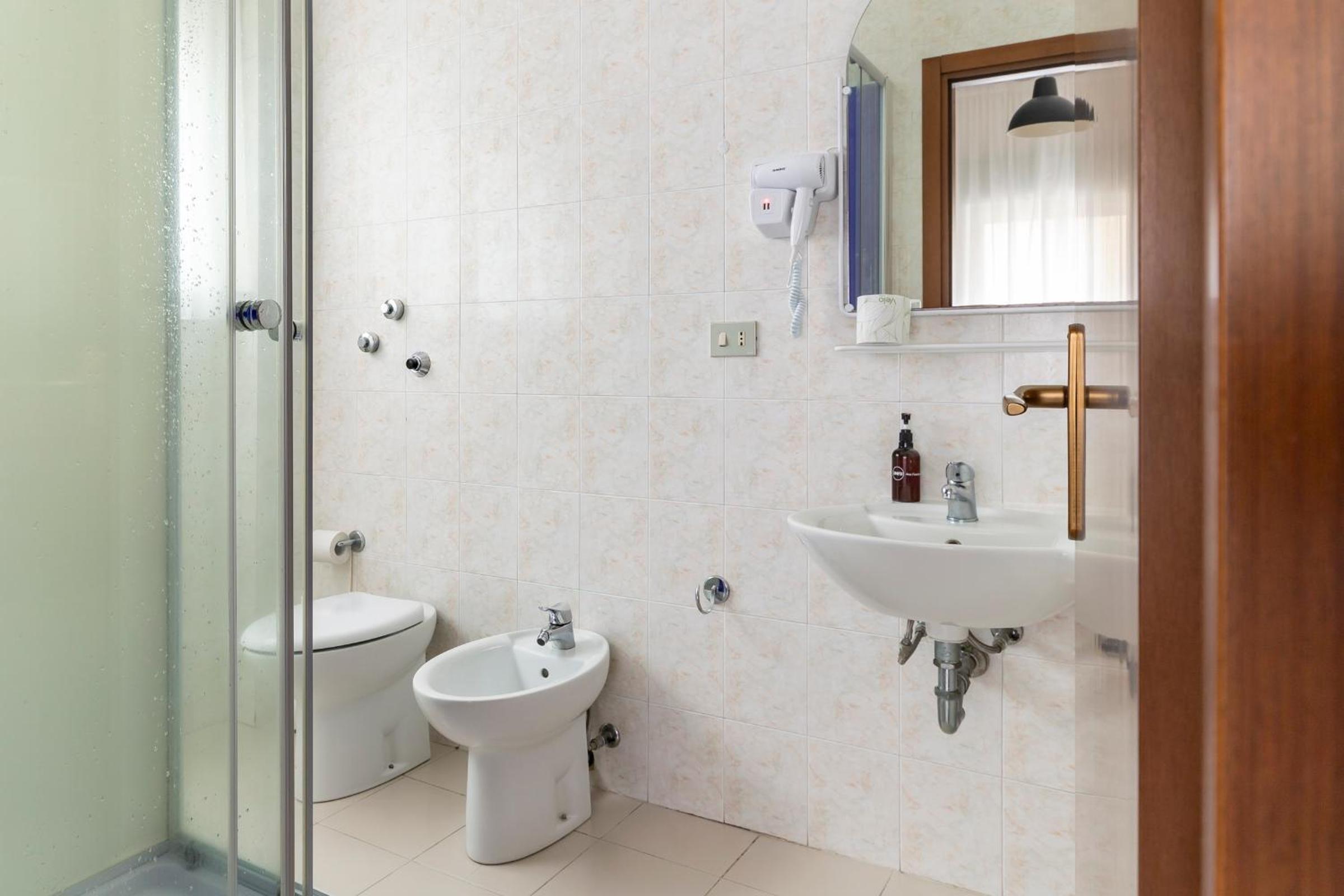 Double Room - Photo 7