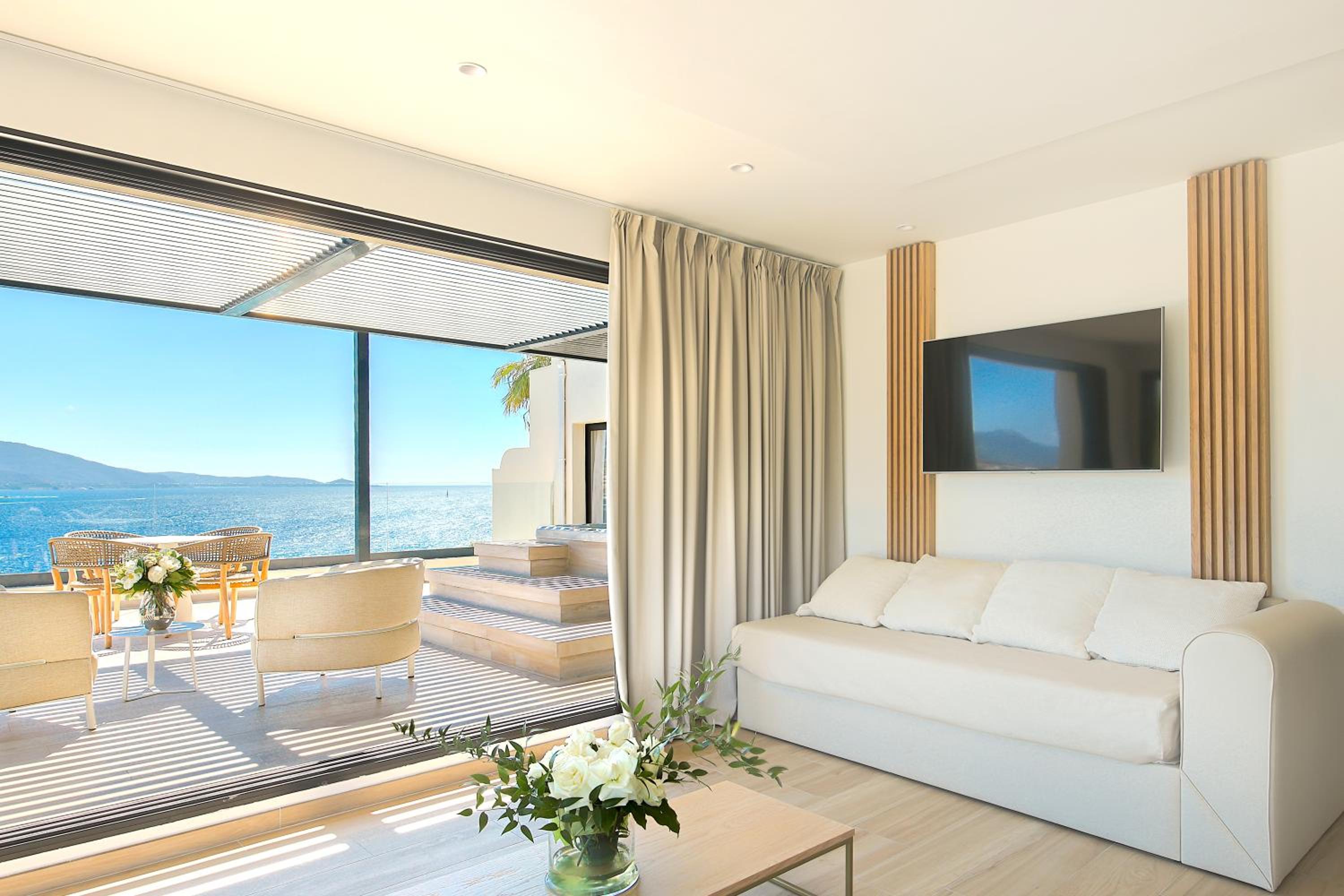 Suite with Hot Tub - Photo 4