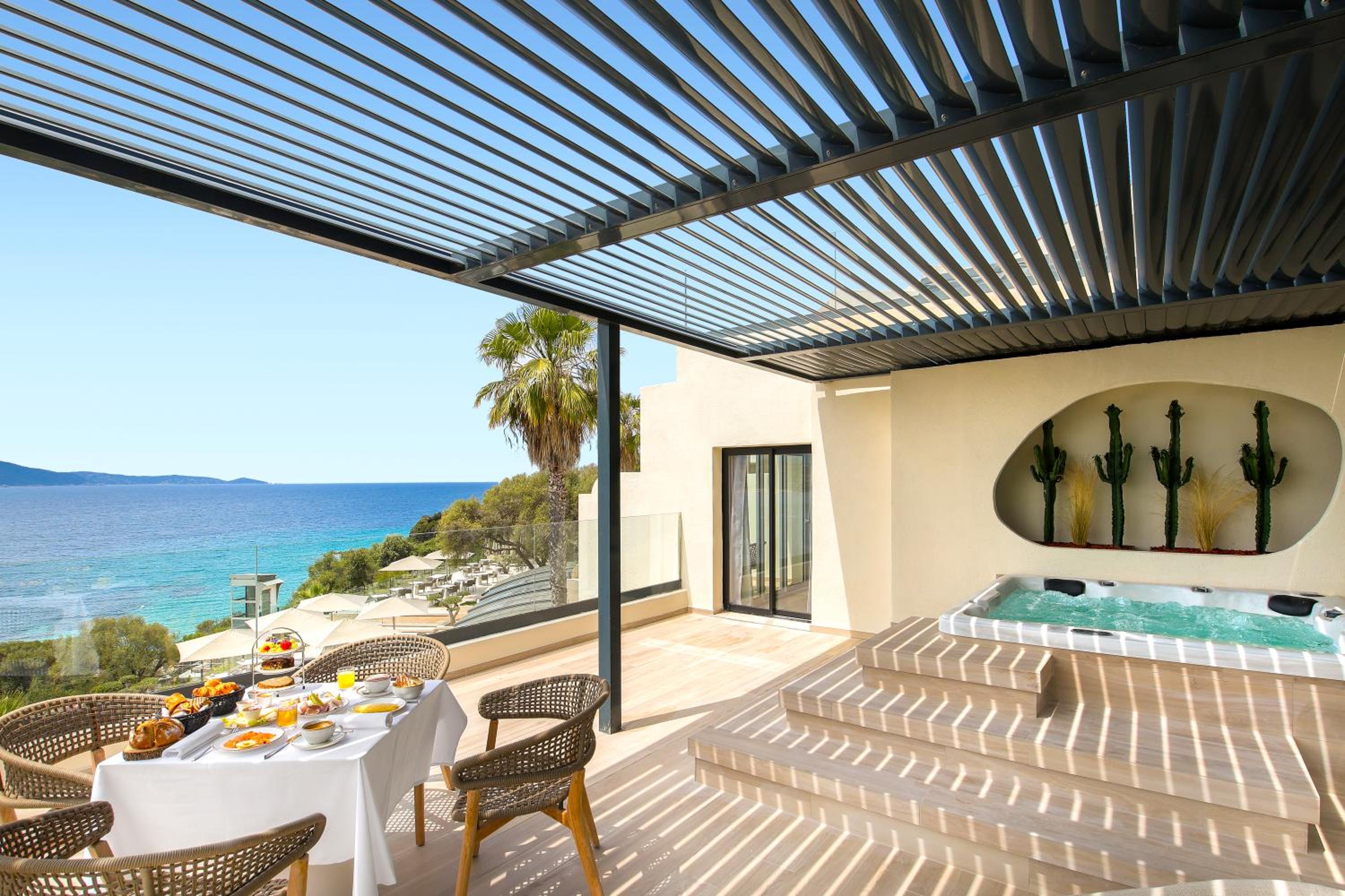 Suite with Hot Tub - Photo 5