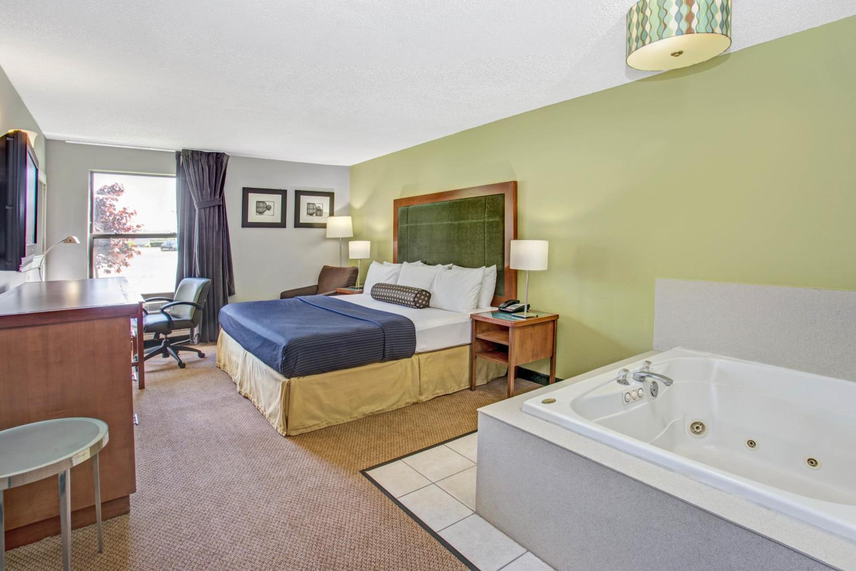 King Room with Spa Bath - Photo 6