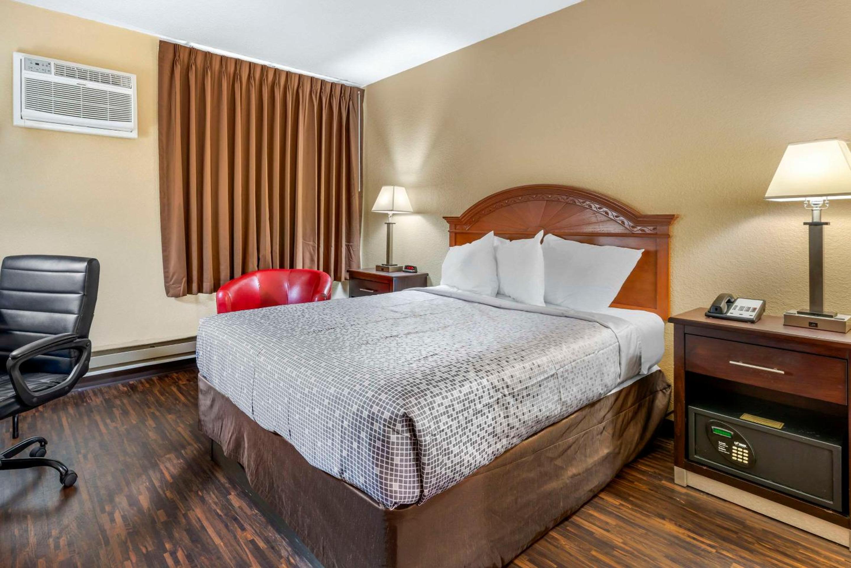 Double Room - Accessible/Non-Smoking - Photo 1