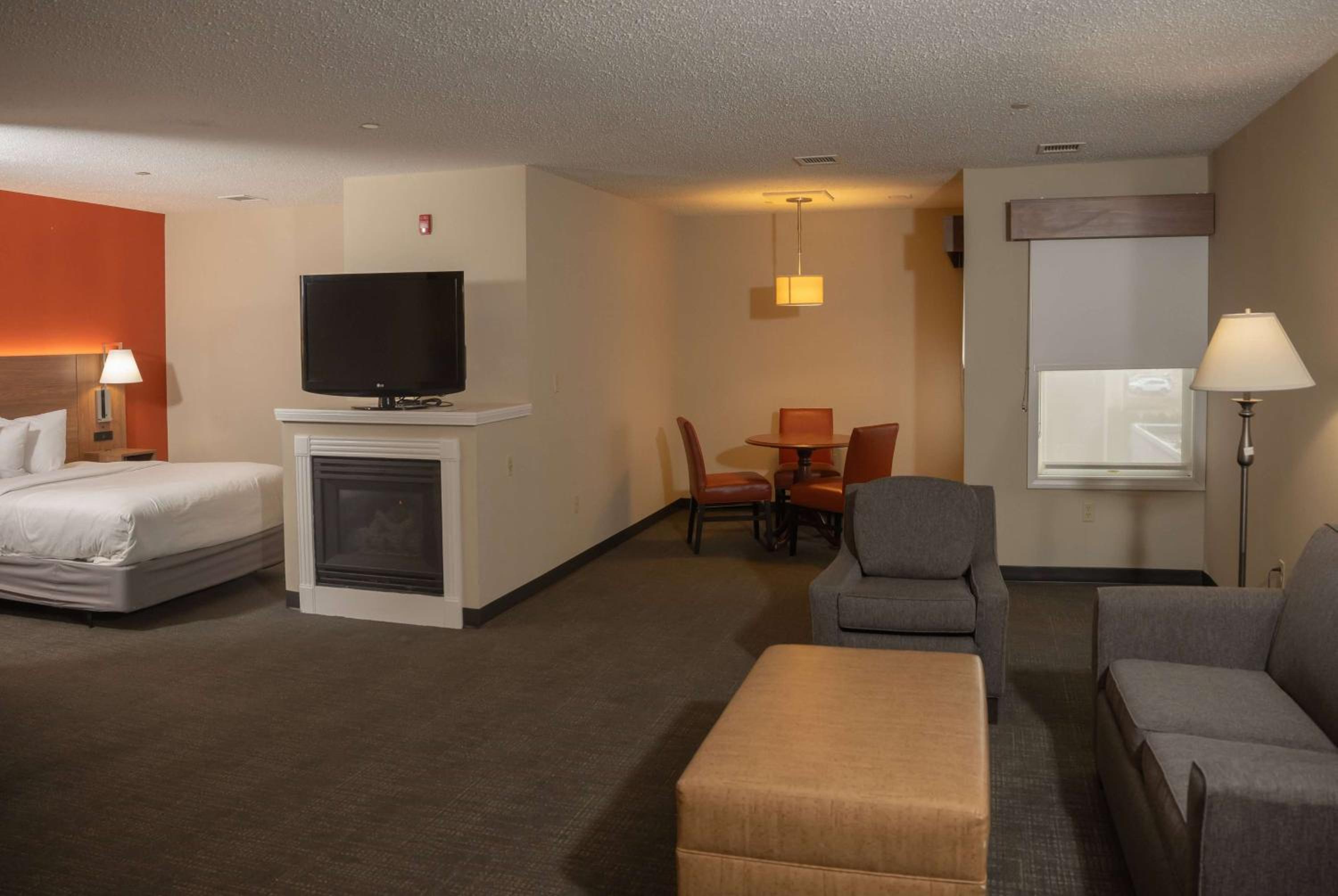 Deluxe Queen Studio Suite - Non-Smoking