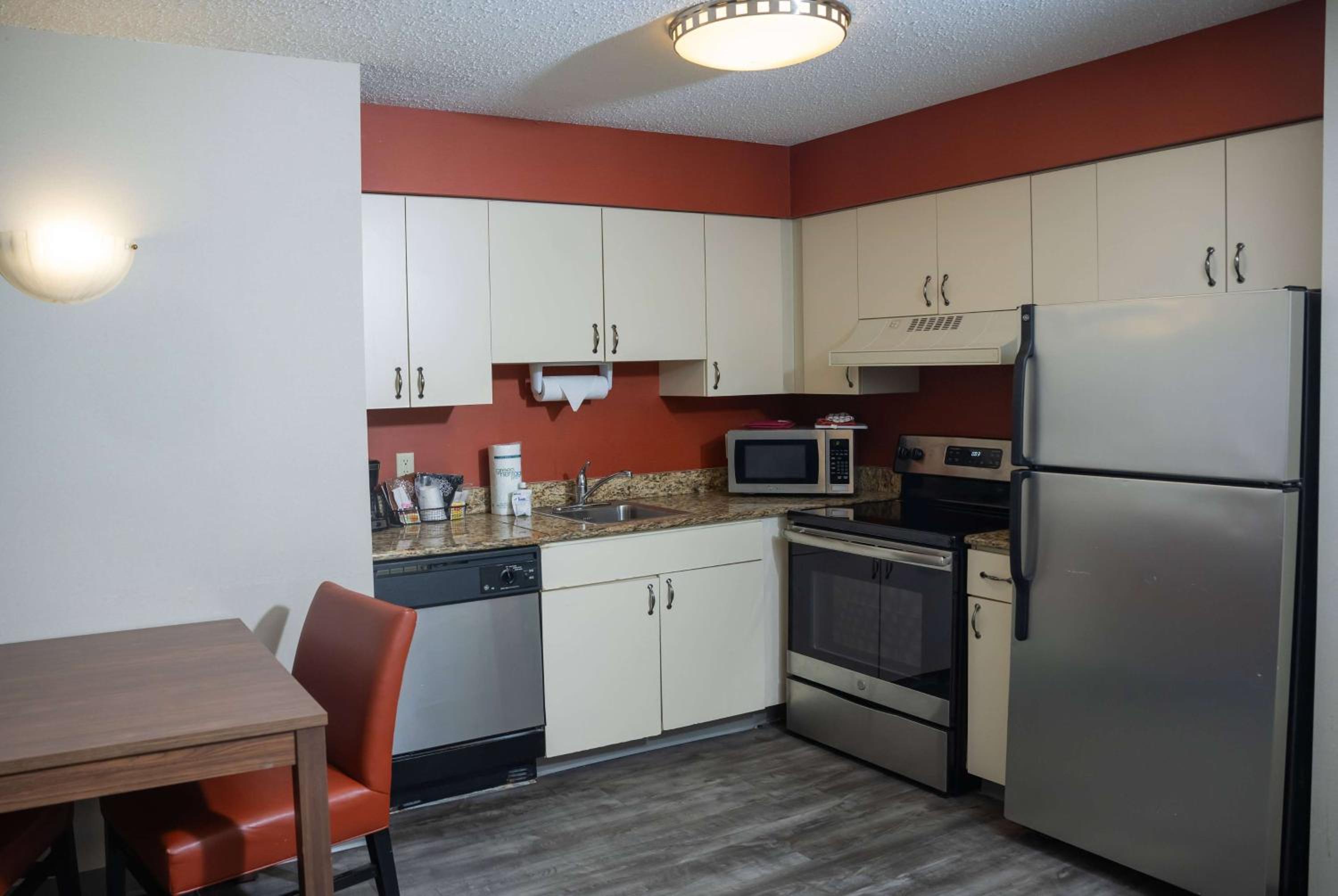 One-Bedroom Queen Suite - Mobility Access/Non-Smoking - Photo 3