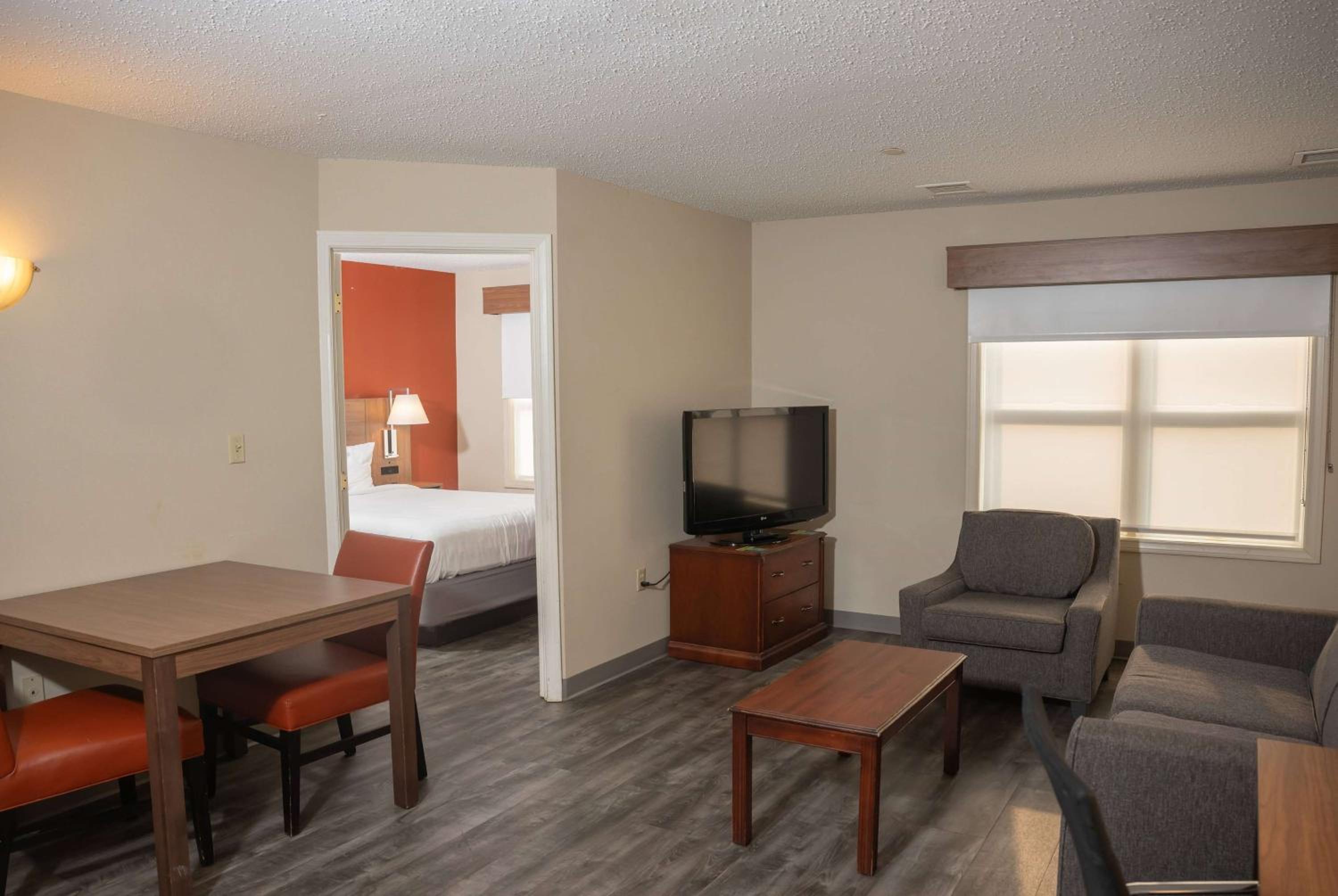 One-Bedroom Queen Suite - Non-Smoking - Photo 1