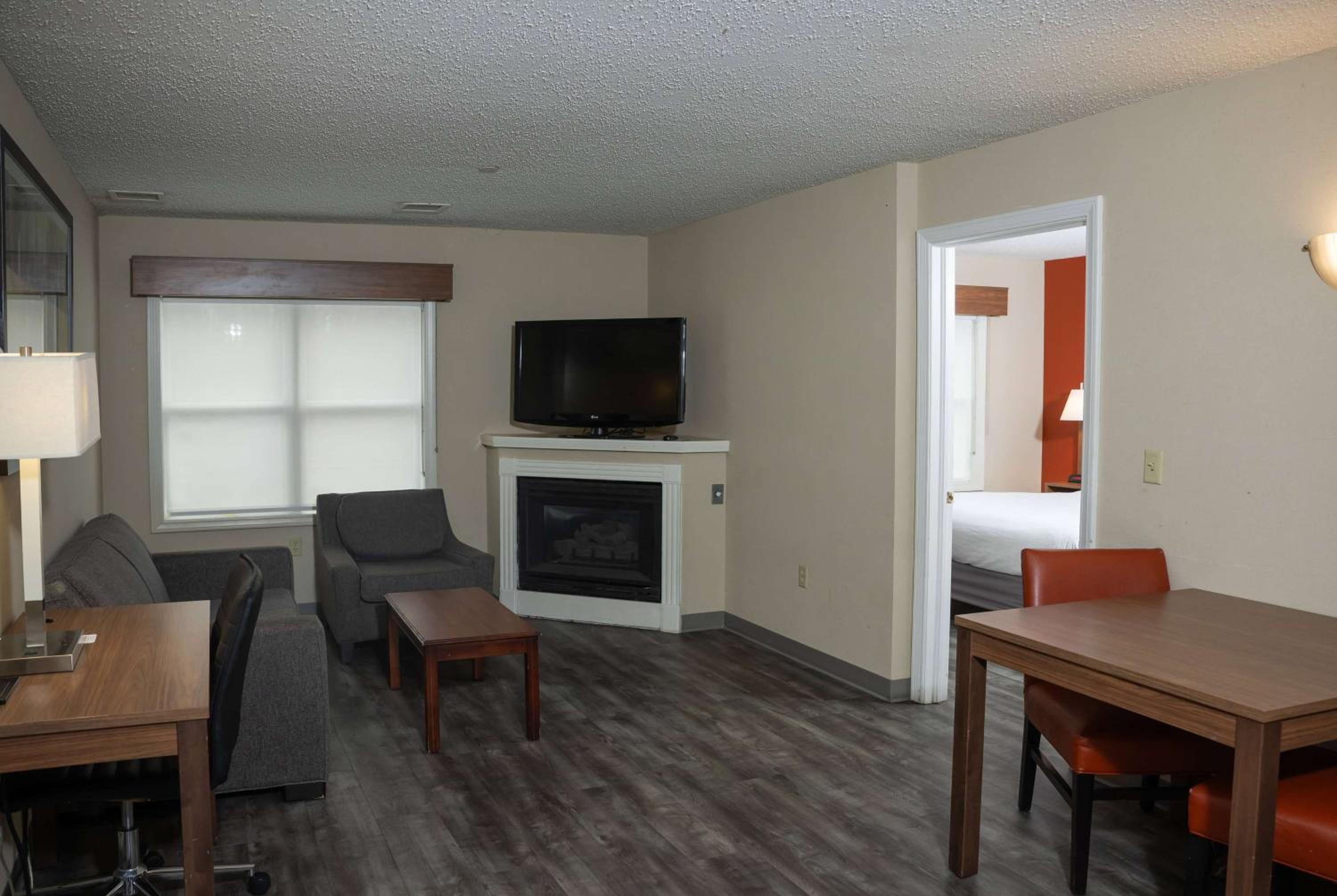 One-Bedroom Deluxe Queen Suite - Non-Smoking - Photo 1