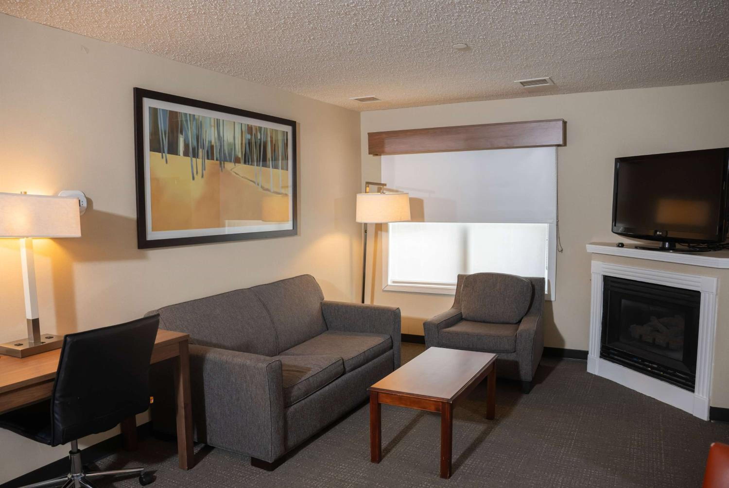 Two-Bedroom Deluxe Suite with Two Queen Beds - Non-Smoking - Photo 1