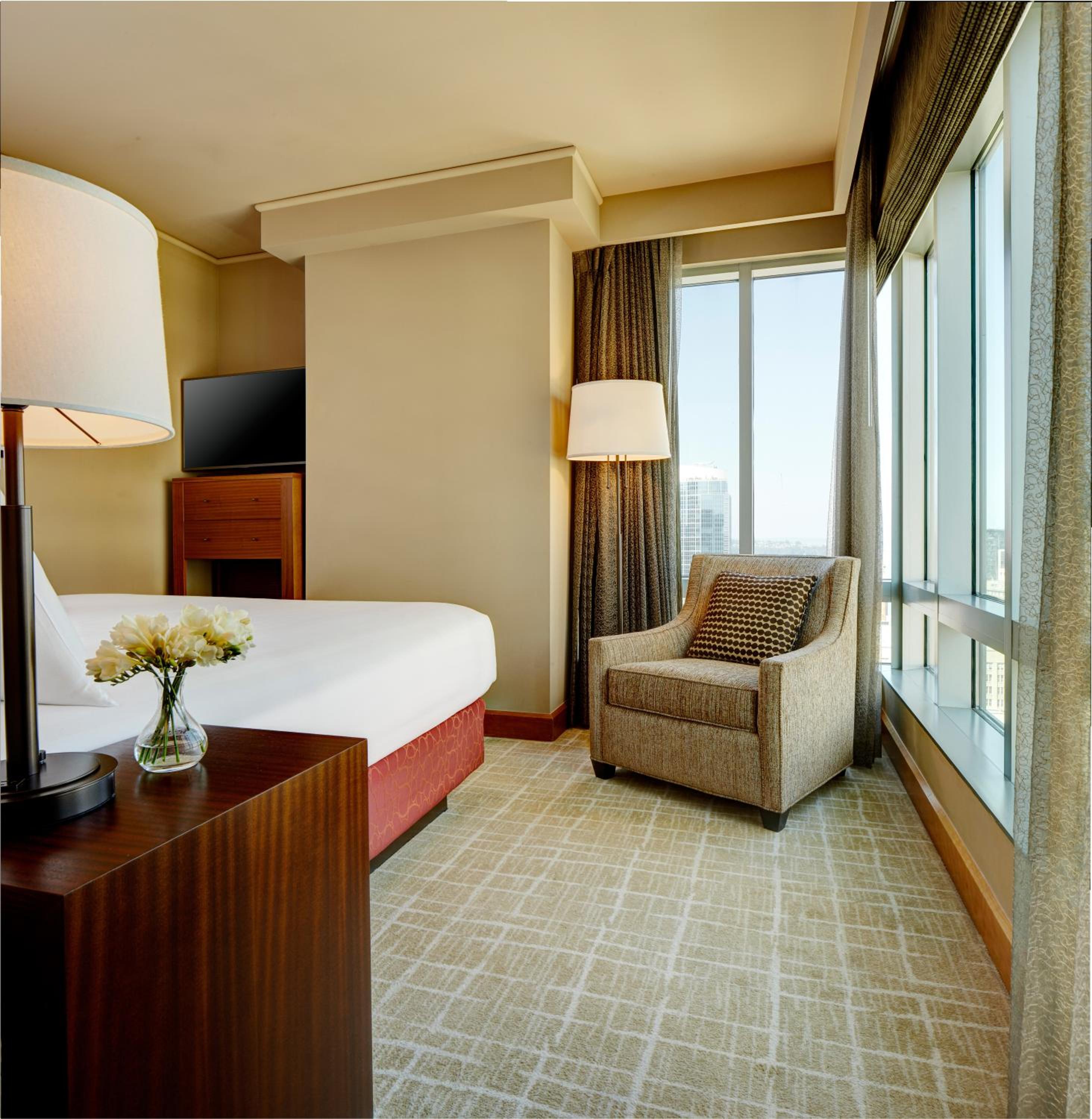 Corner Deluxe King Room - Photo 5