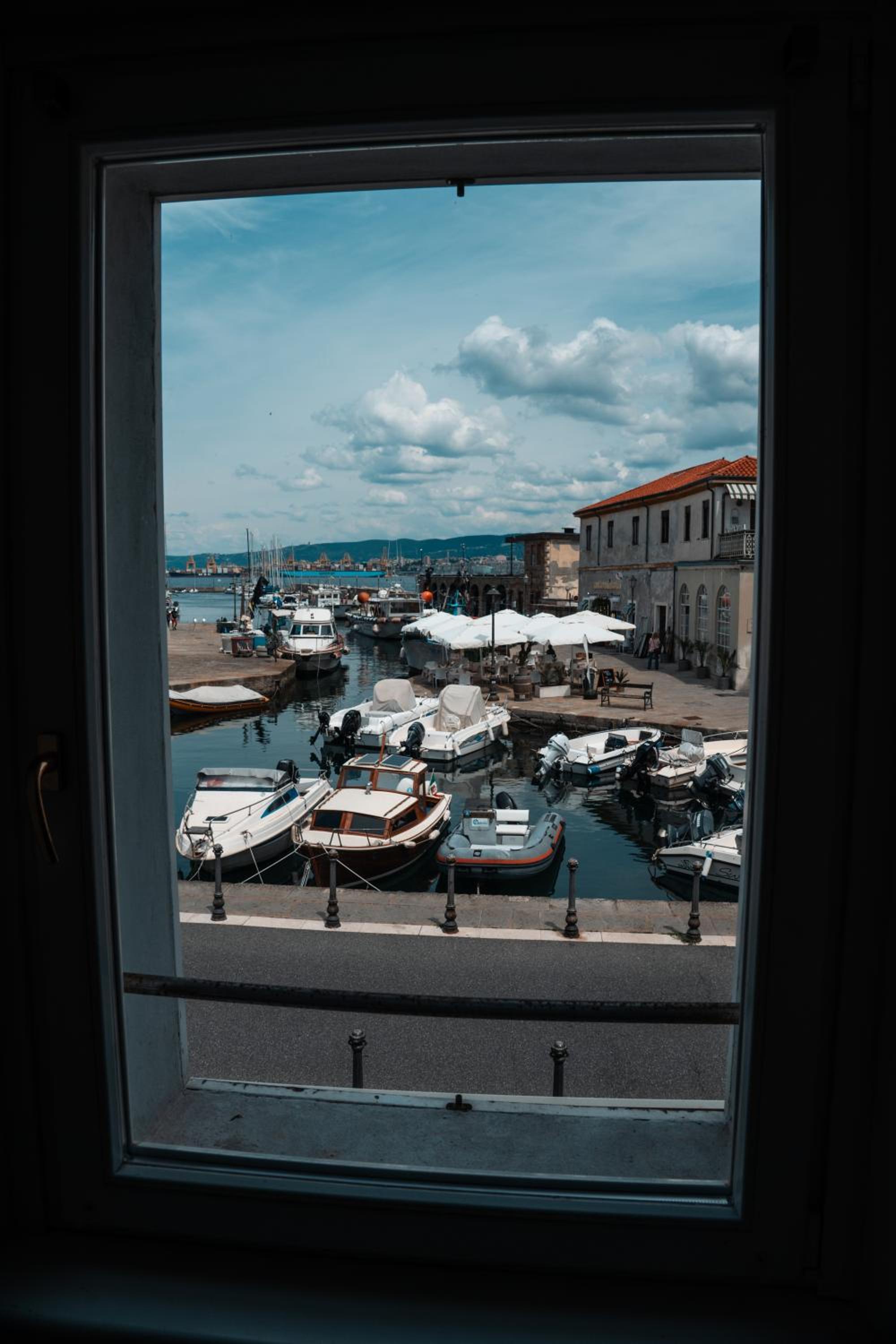 Apartment with Sea View - Photo 9