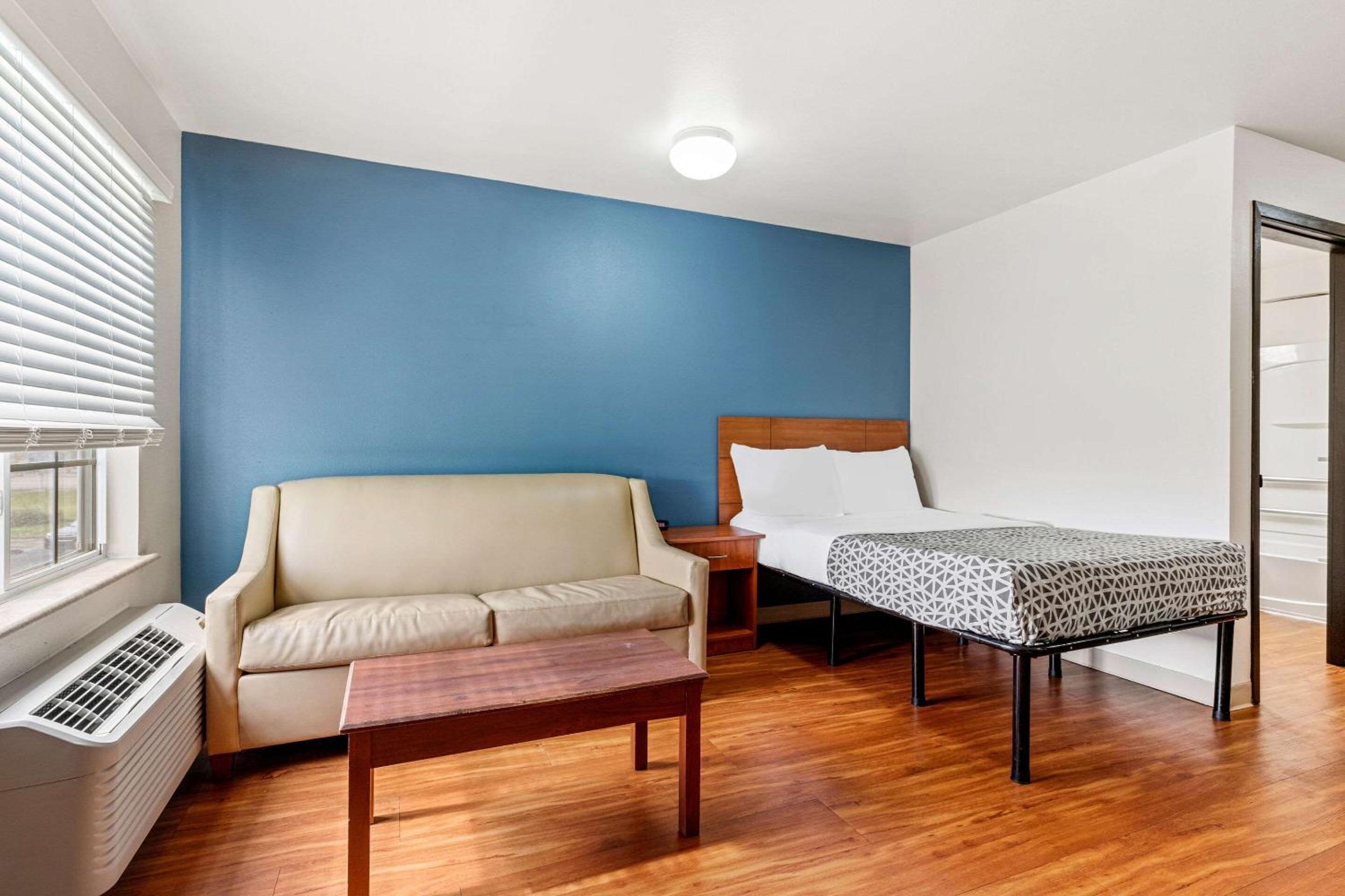 Standard Double Room with Roll-In Shower - Disability Access/Non-Smoking photo 2