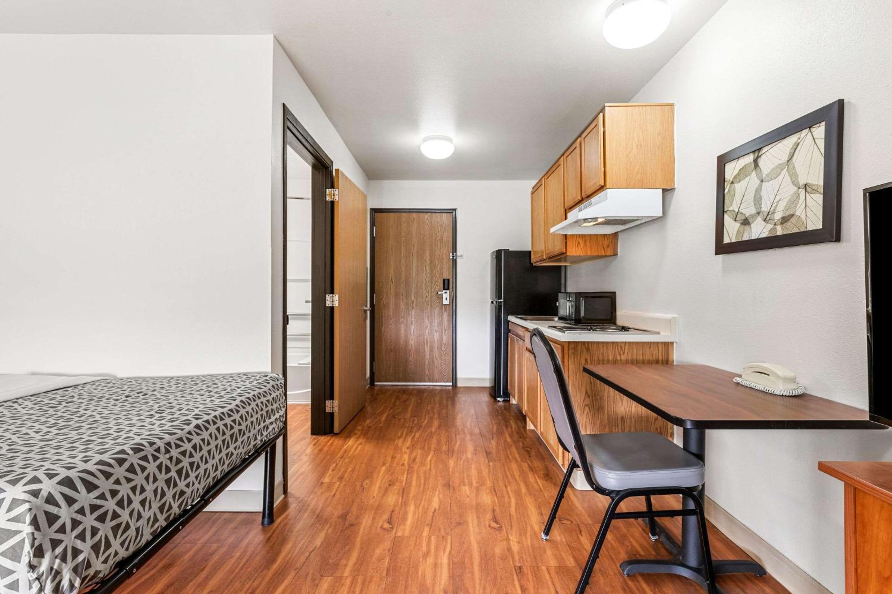 Standard Double Room with Roll-In Shower - Disability Access/Non-Smoking photo 3