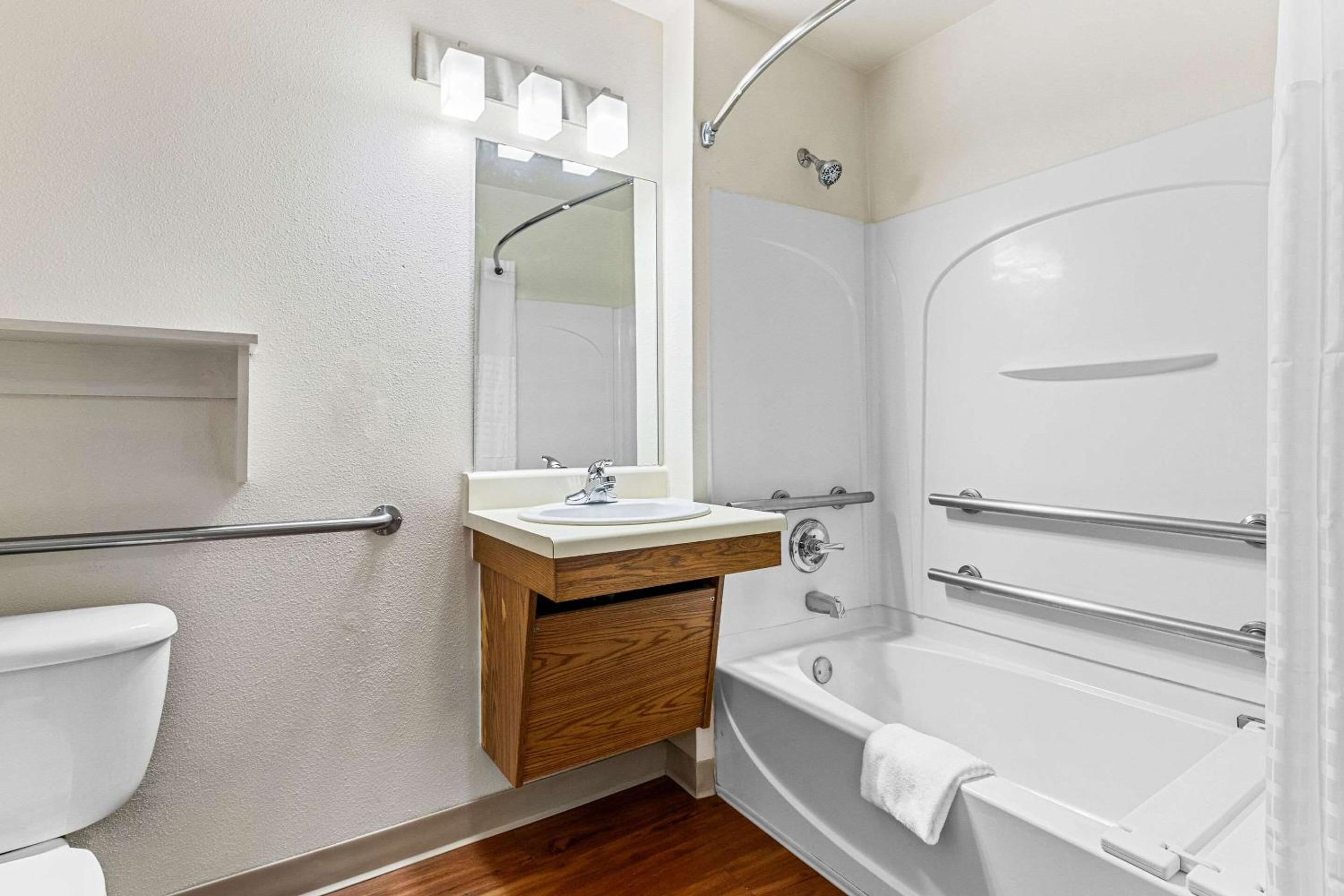 Standard Double Room with Tub - Disability Access/Non-Smoking photo 2