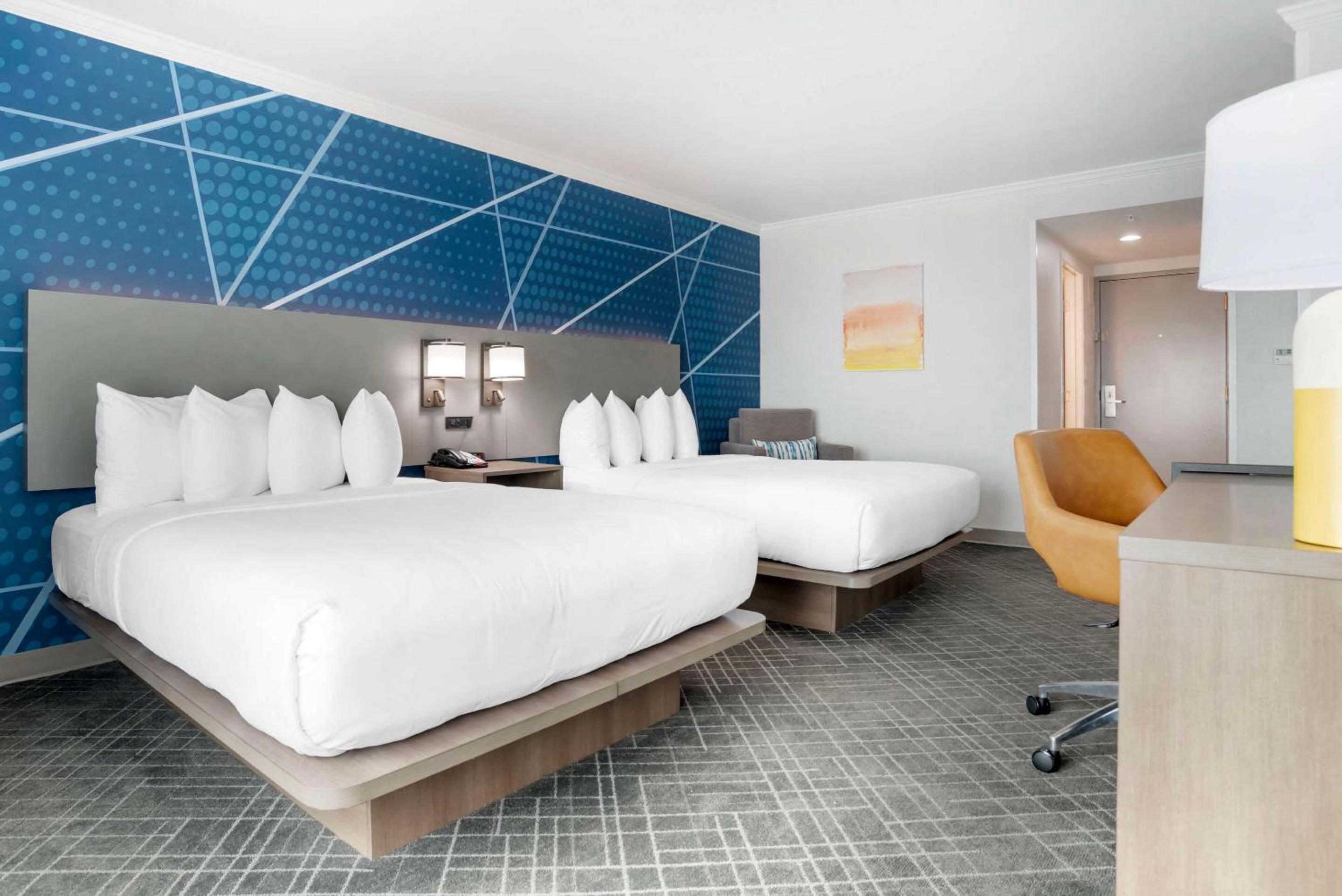 Standard Queen Room with Two Queen Beds - Non Smoking  - Photo 5