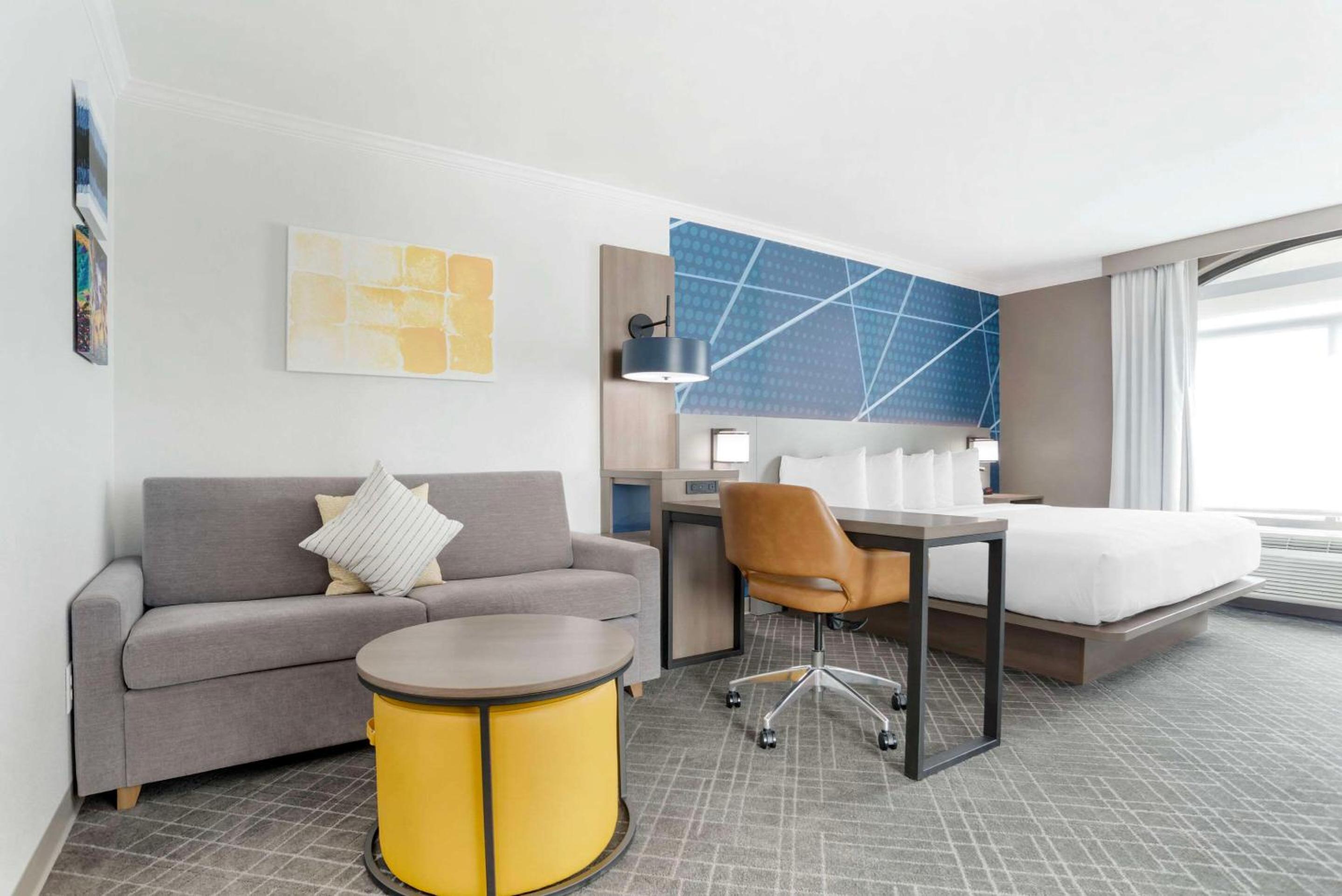 One Bedroom Suite King with Sofabed - Non Smoking - Photo 1