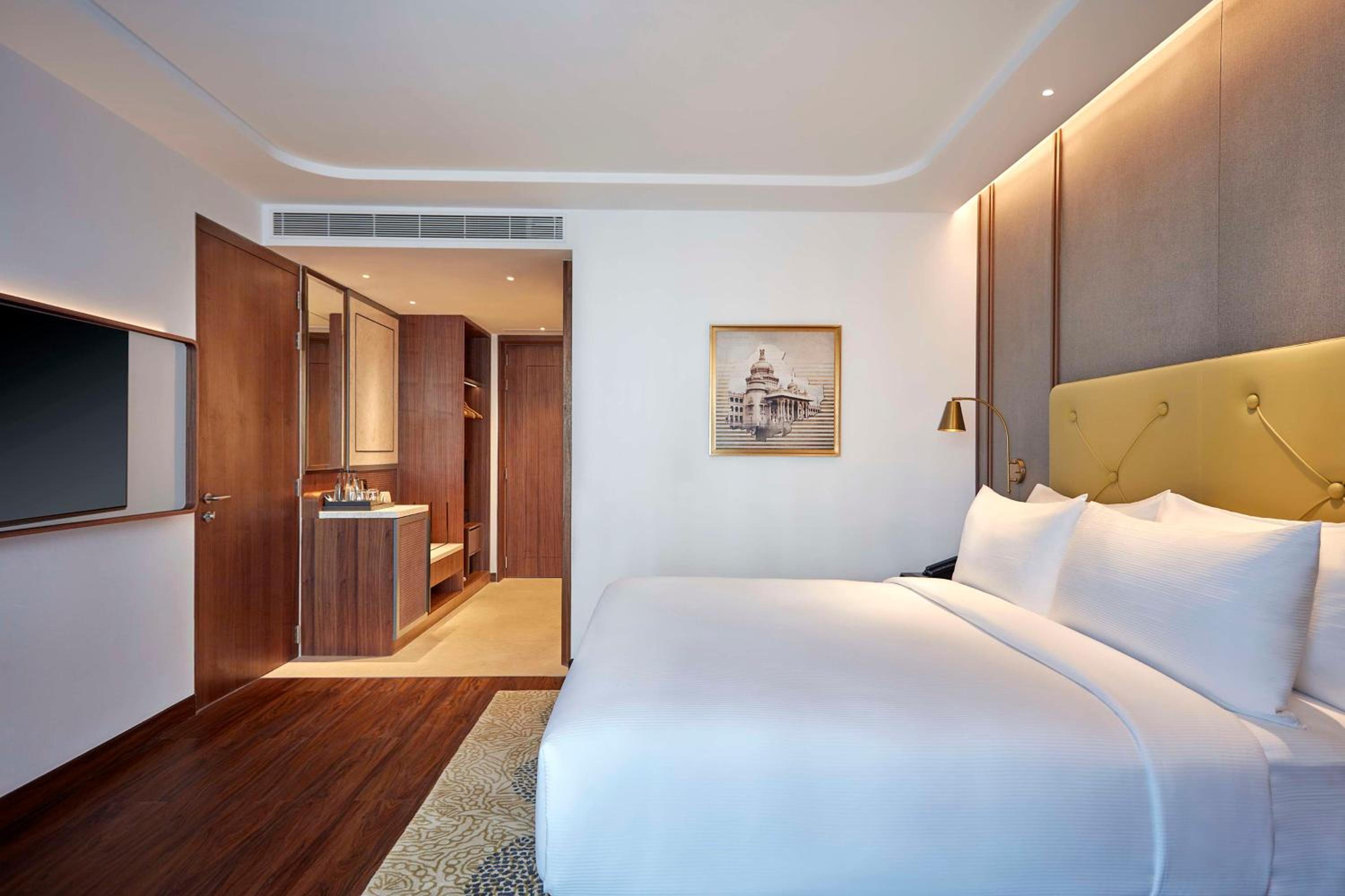 King Room - Mobility Accessible  - Photo 1