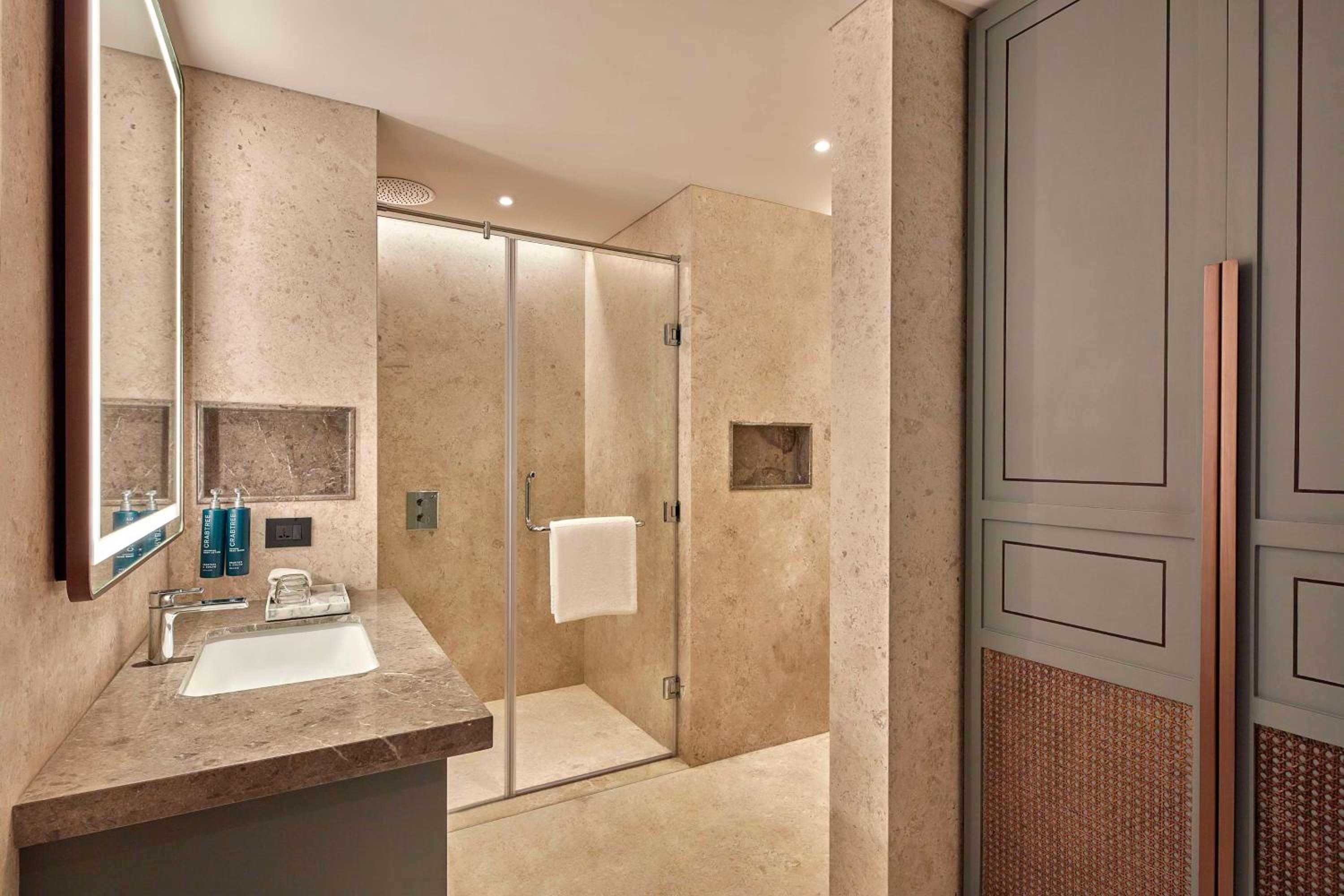 Ambassador King Suite - Photo 5