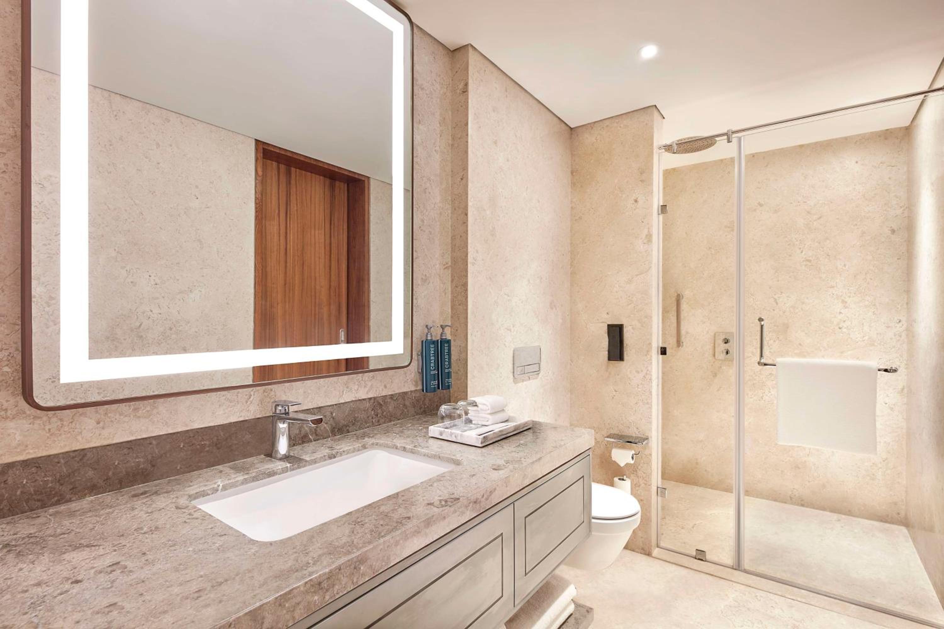 Deluxe King Suite - Photo 2