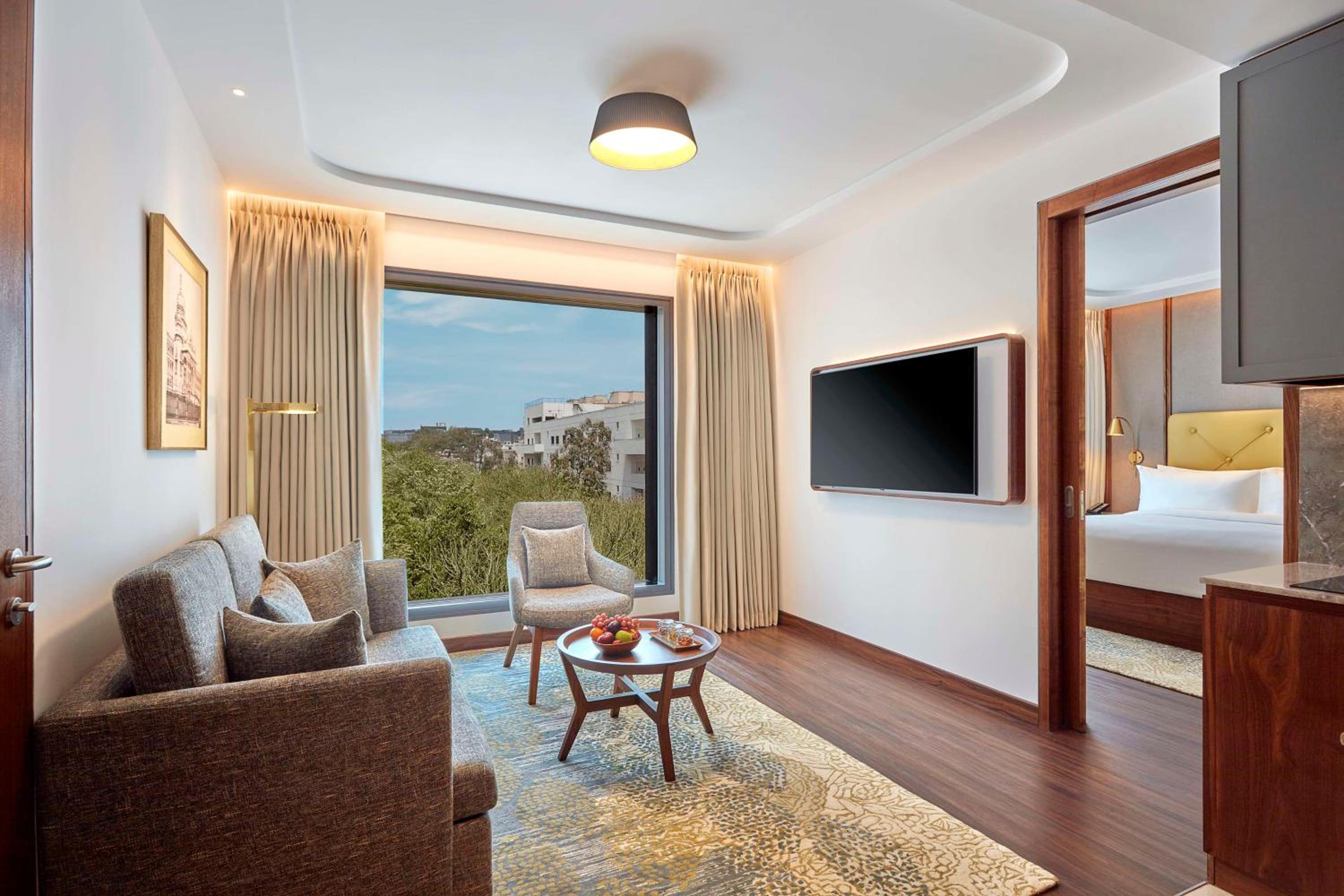 Deluxe King Suite - Photo 5