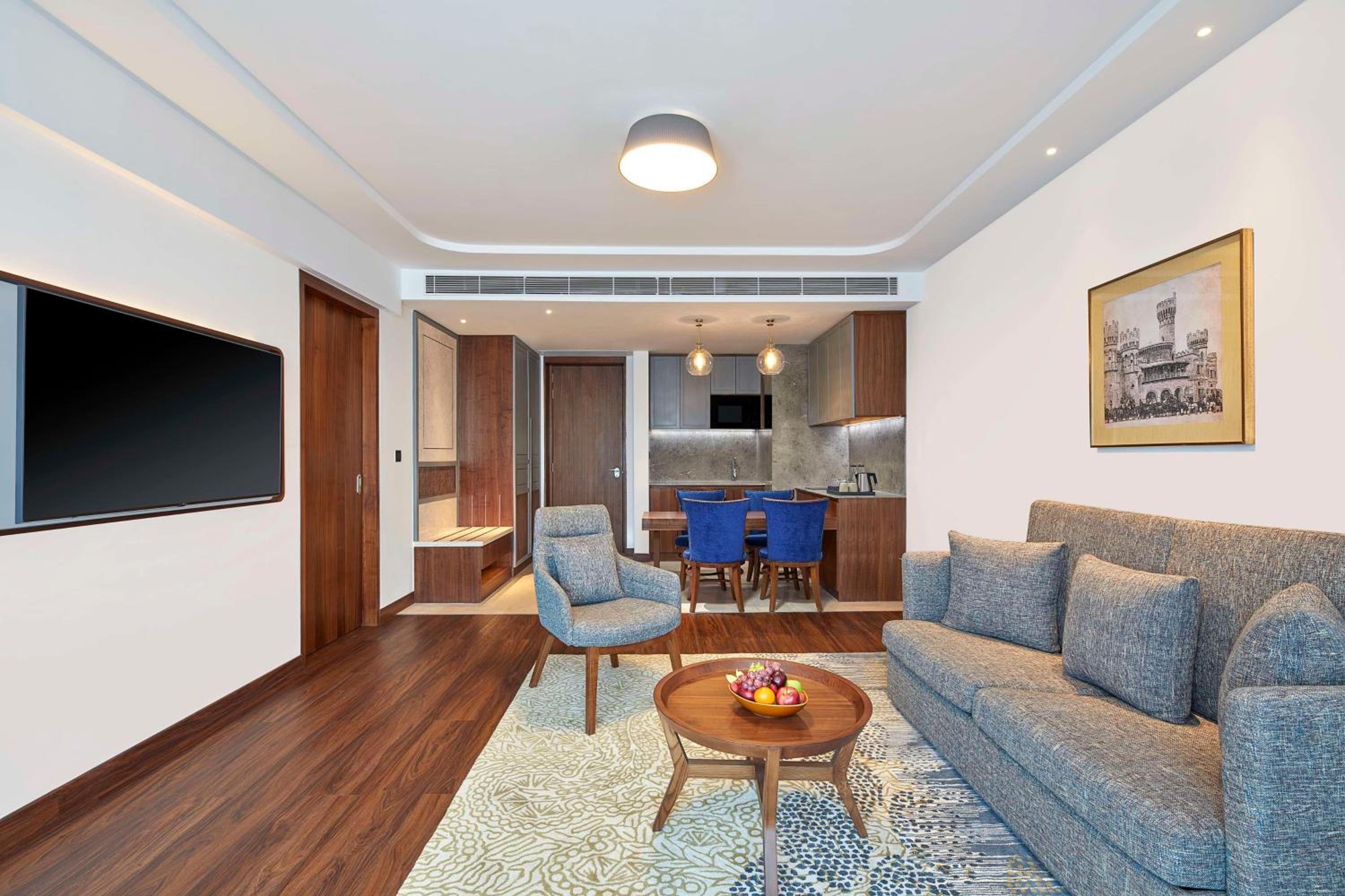 Ambassador King Suite - Photo 7
