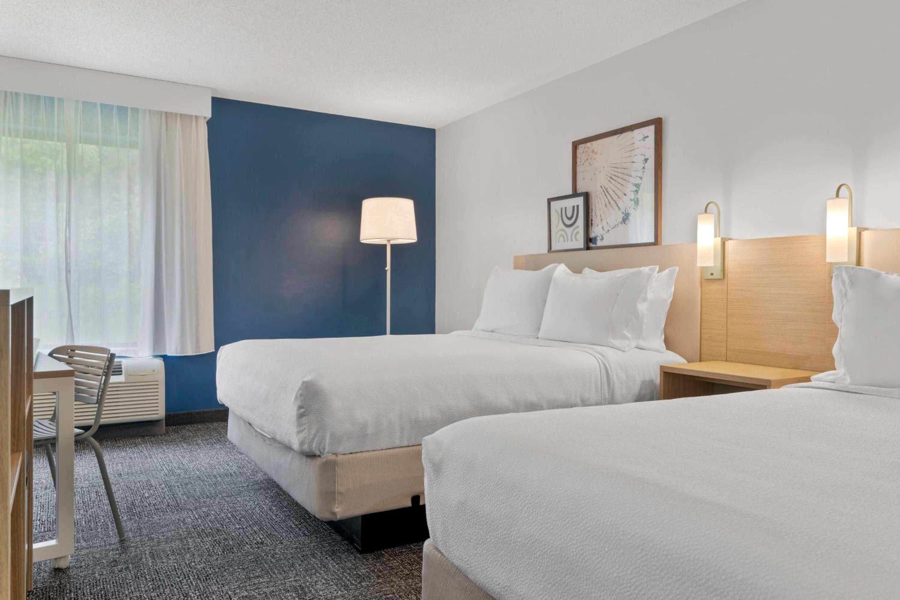 Queen Room with Two Queen Beds photo 2