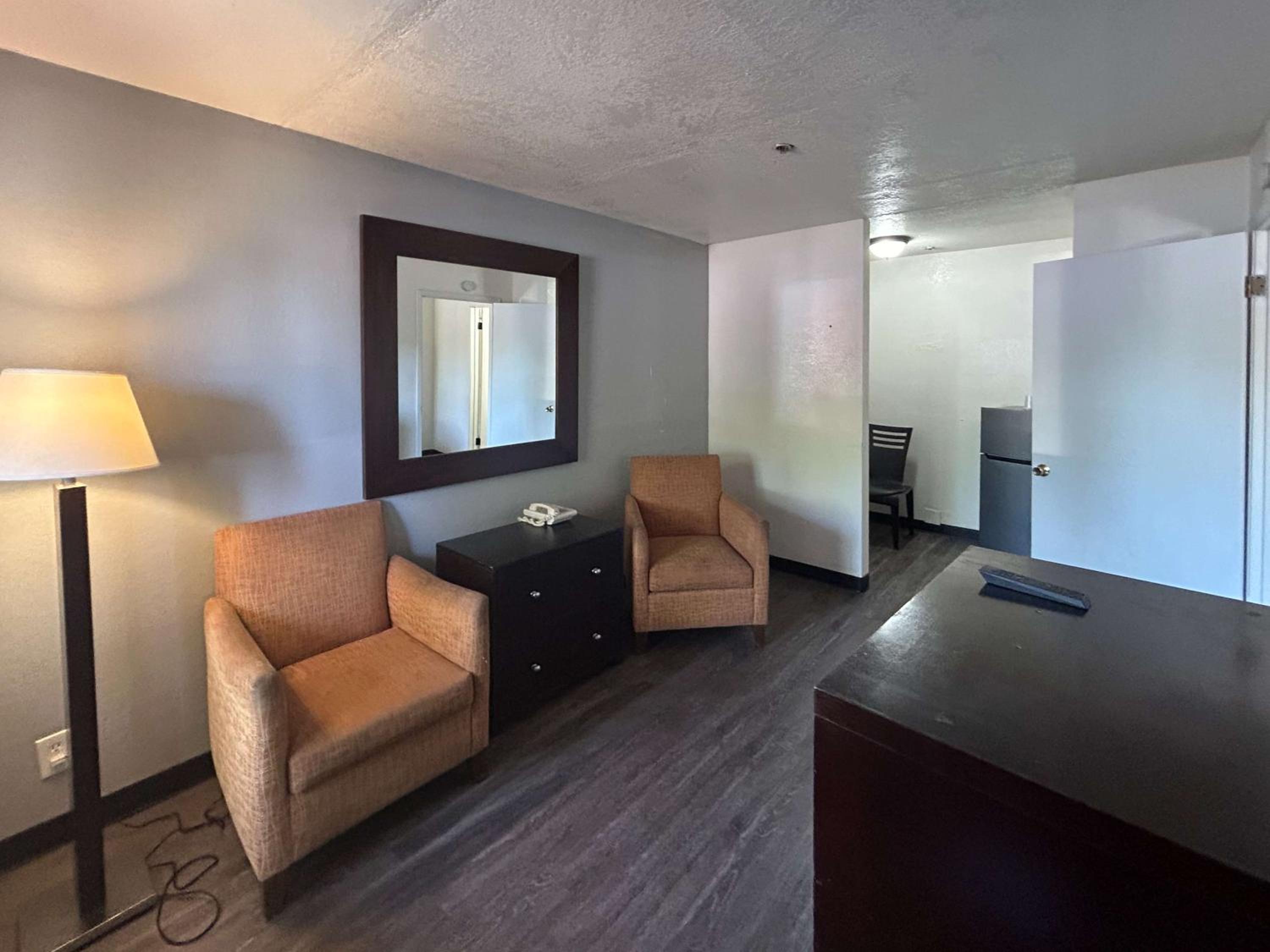 King Room with Roll-in Shower - Disability Access - Non-Smoking photo 3