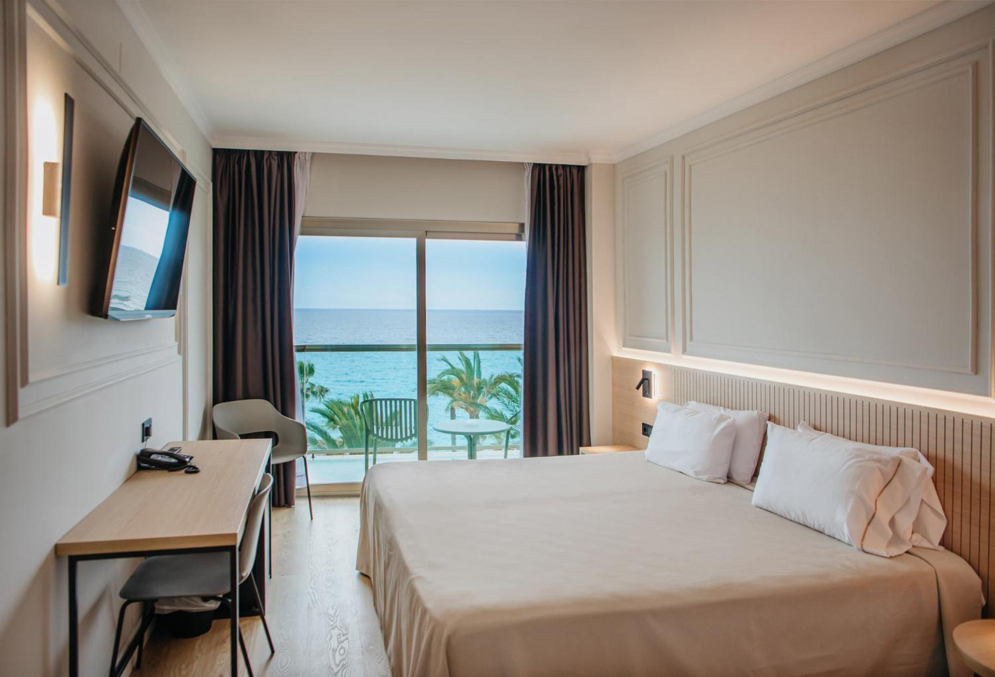 Standard Twin Room with Sea View - Photo 2