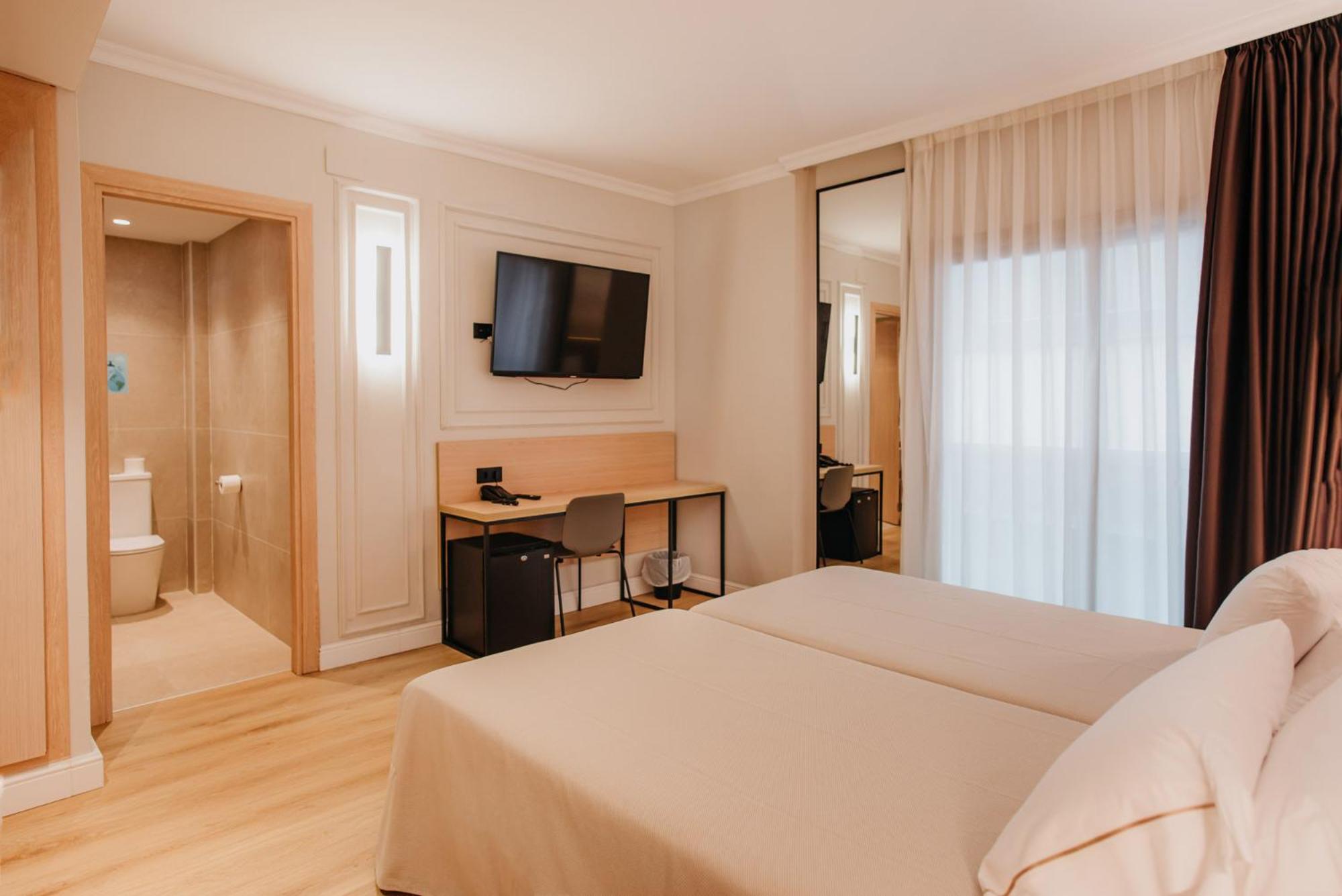 Standard Twin Room - Photo 1