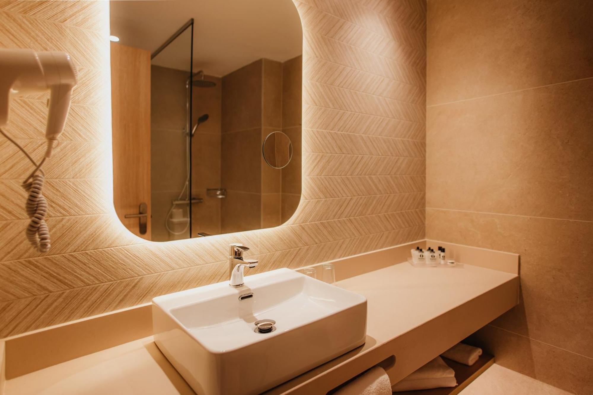 Standard Twin Room - Photo 3