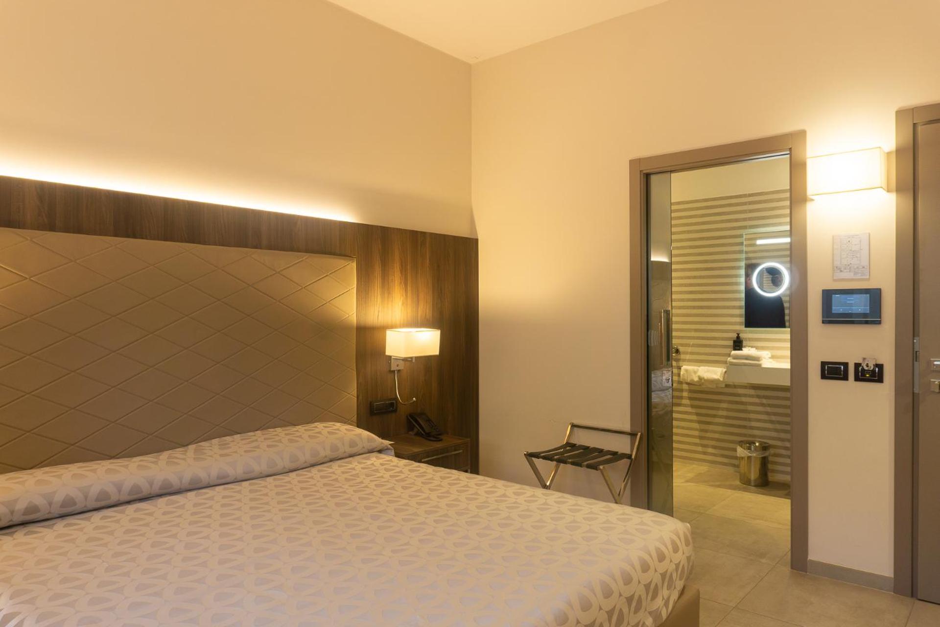 King Room - Disability Access - Photo 7