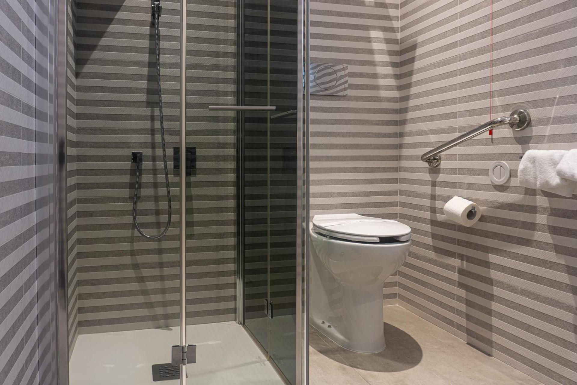 King Room - Disability Access - Photo 3
