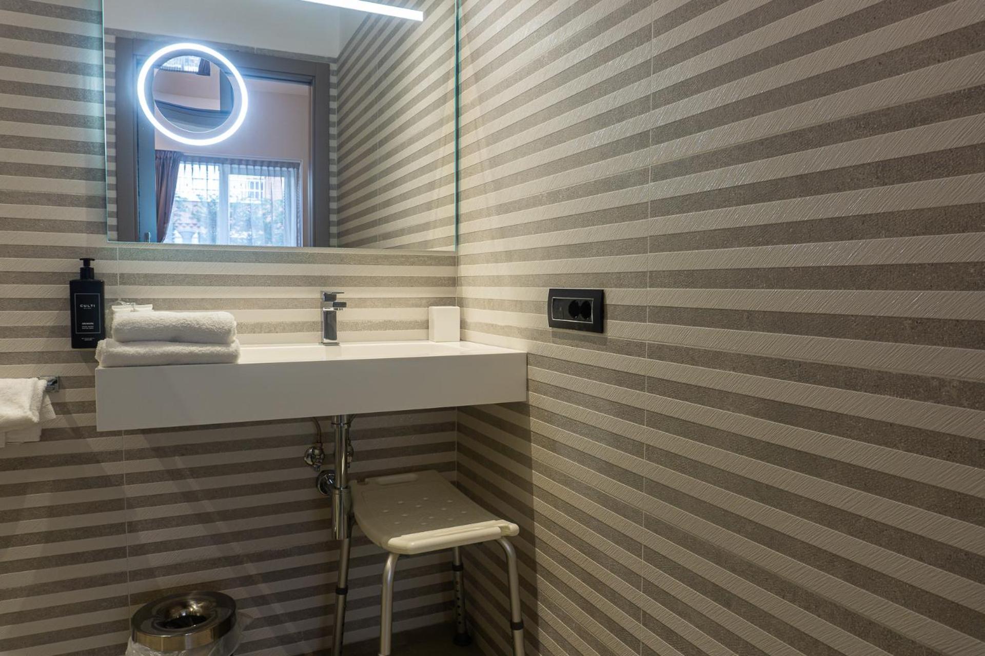 King Room - Disability Access - Photo 4