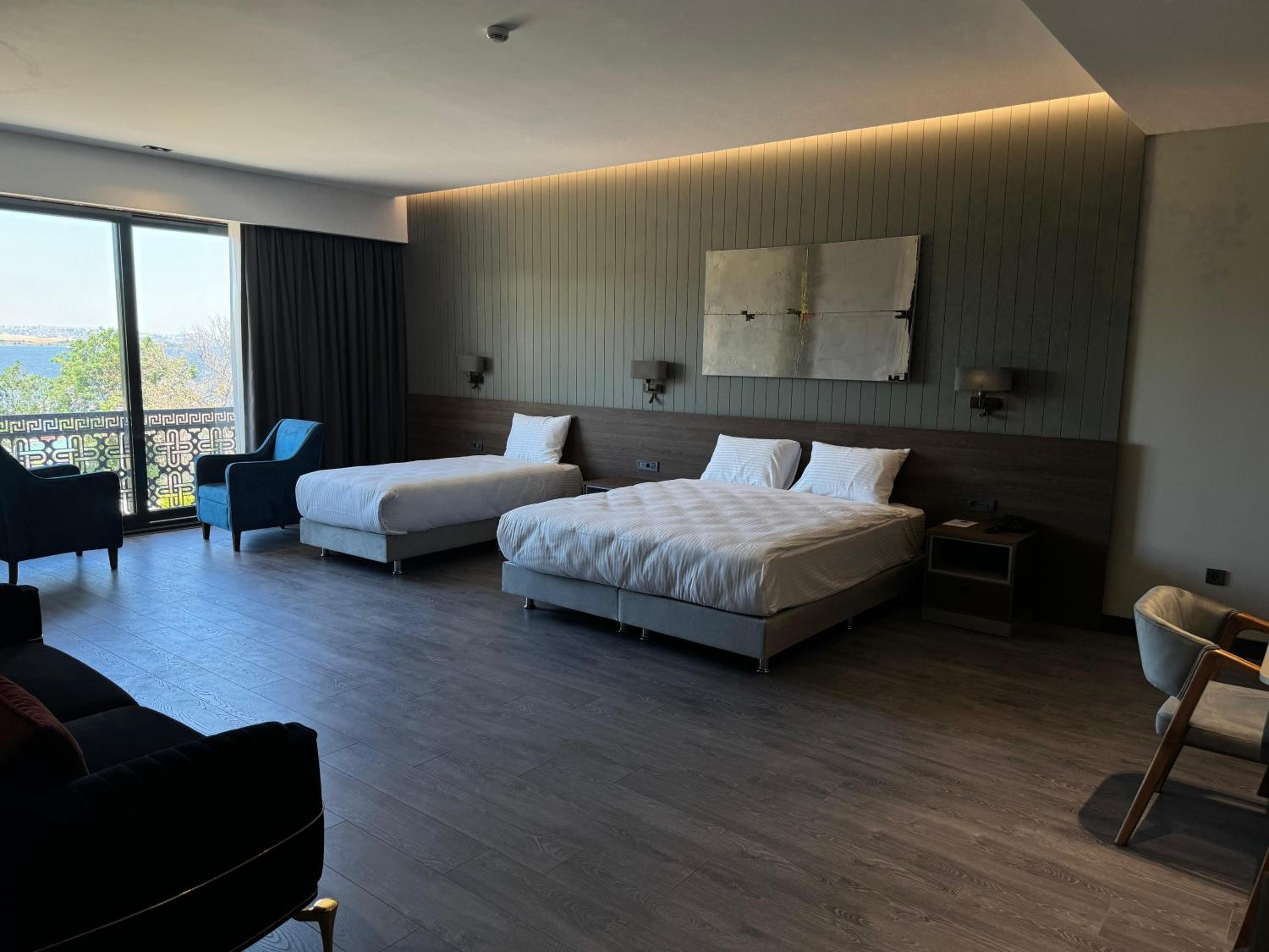 Quadruple Room with Lake View photo 1