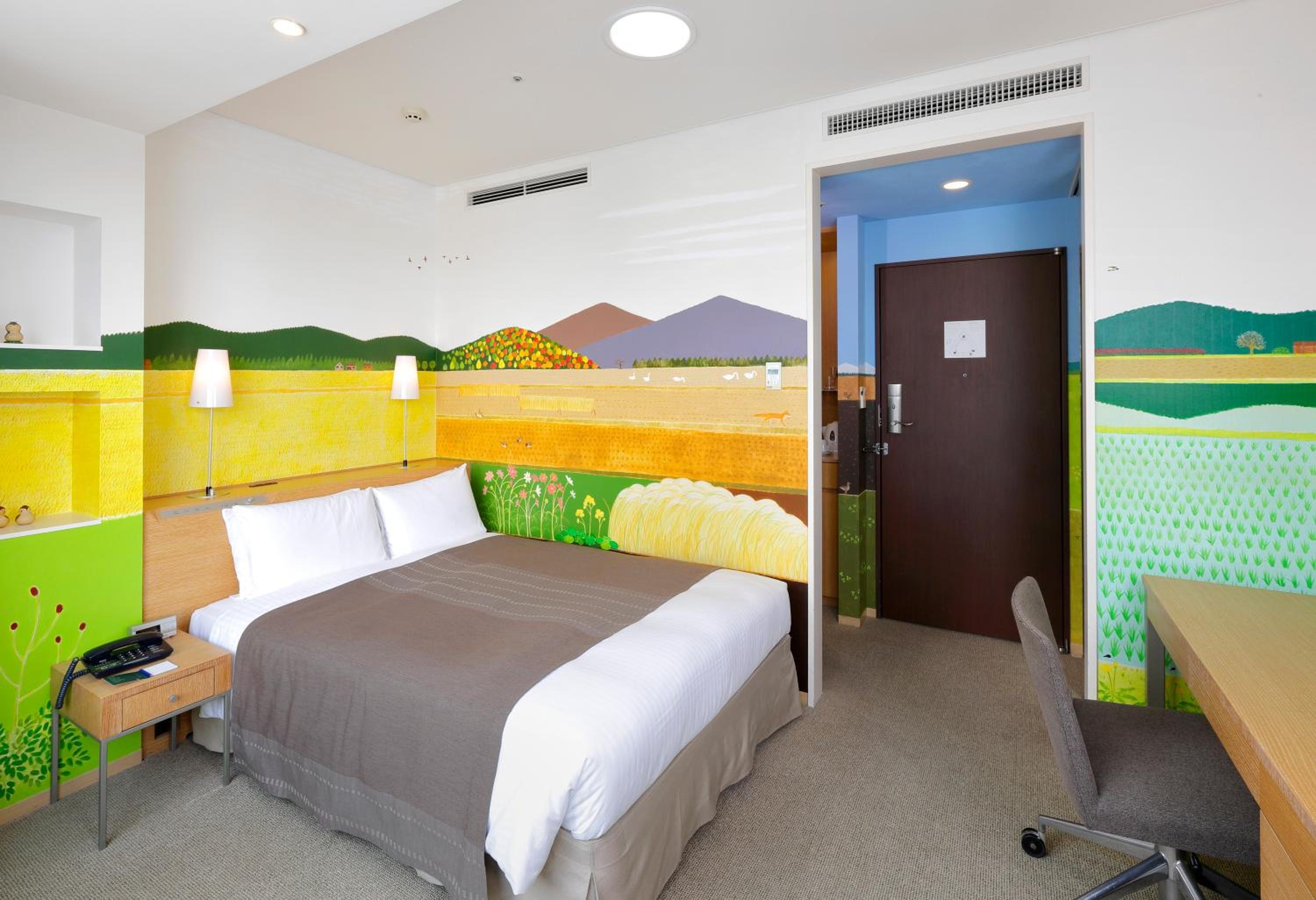 Artist Single Room - Non Smoking - 31st or 34th Floor thumbnail 5